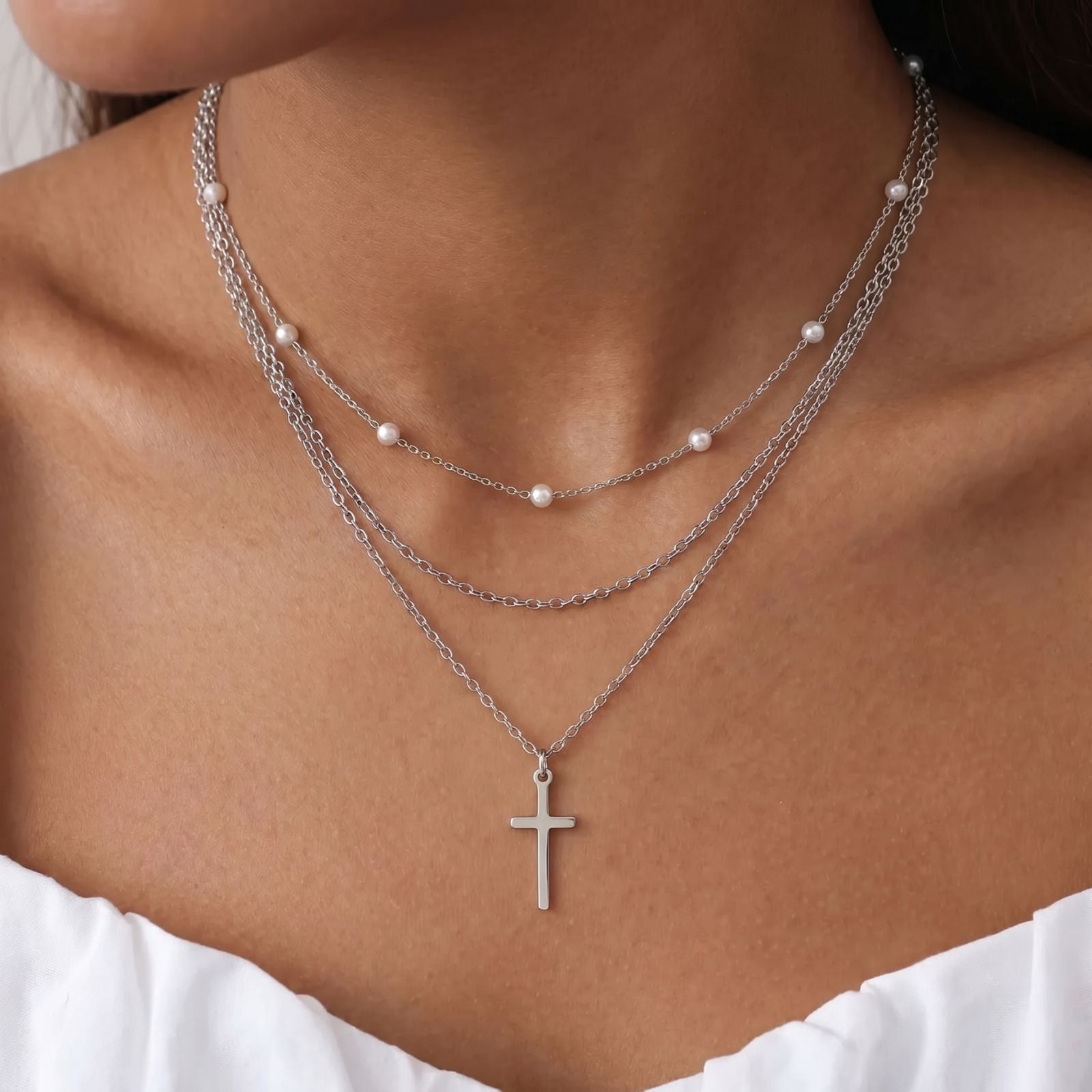 Collier multi - rangs avec pendentif croix et perles blanches