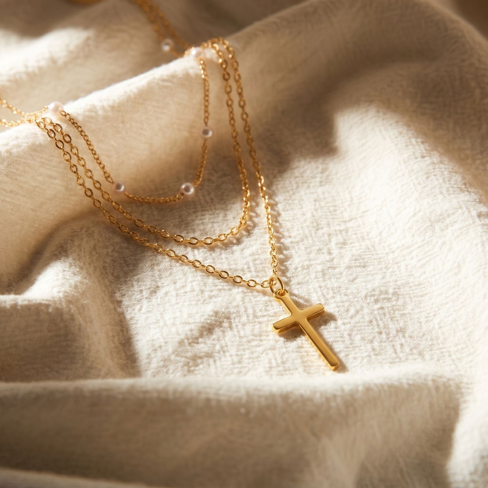 Collier multi - rangs avec pendentif croix et perles blanches