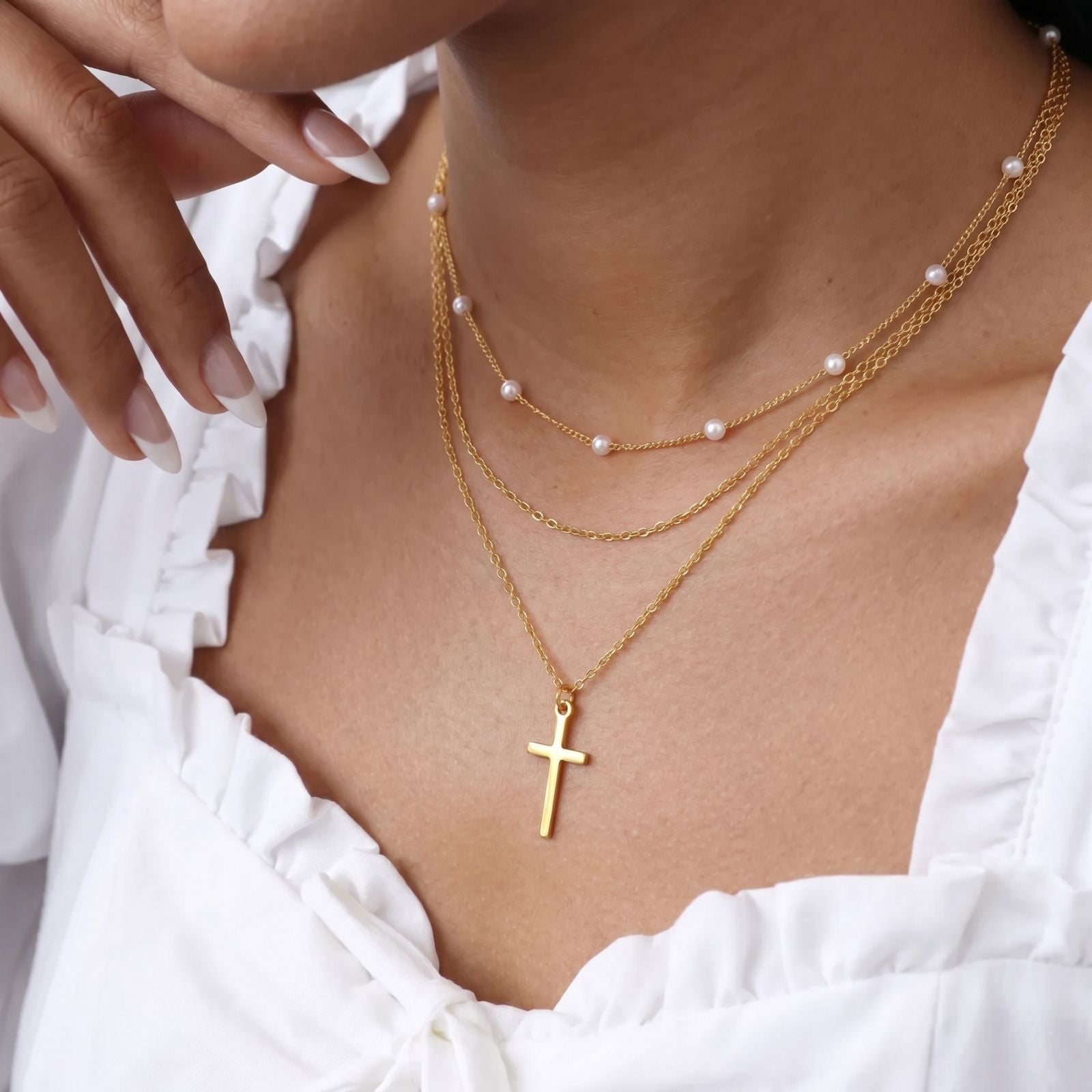 Collier multi - rangs avec pendentif croix et perles blanches