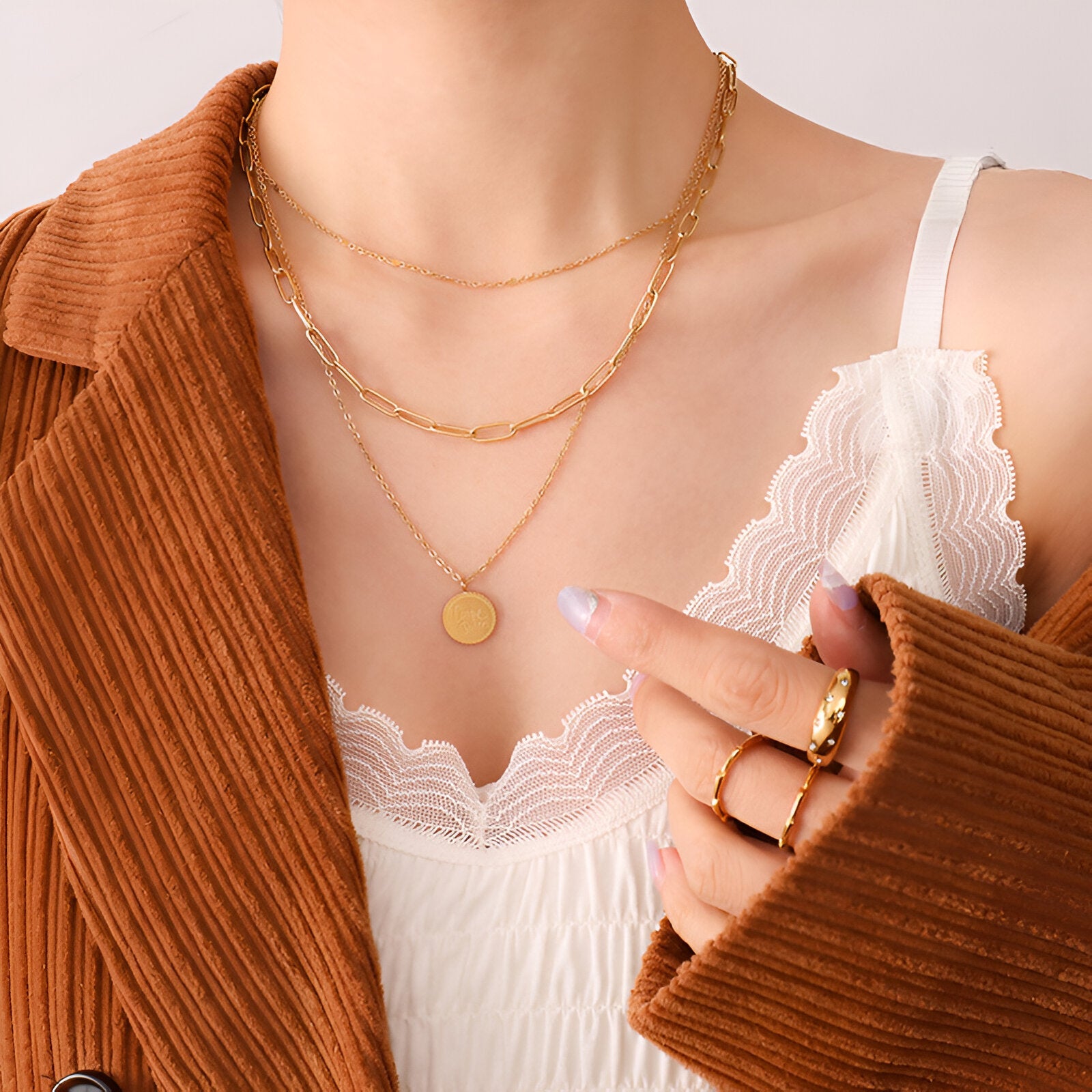 Collier multi - rangs doré, médaillon gravé "Carpe Diem", style layering chic pour femme, modèle Rivera