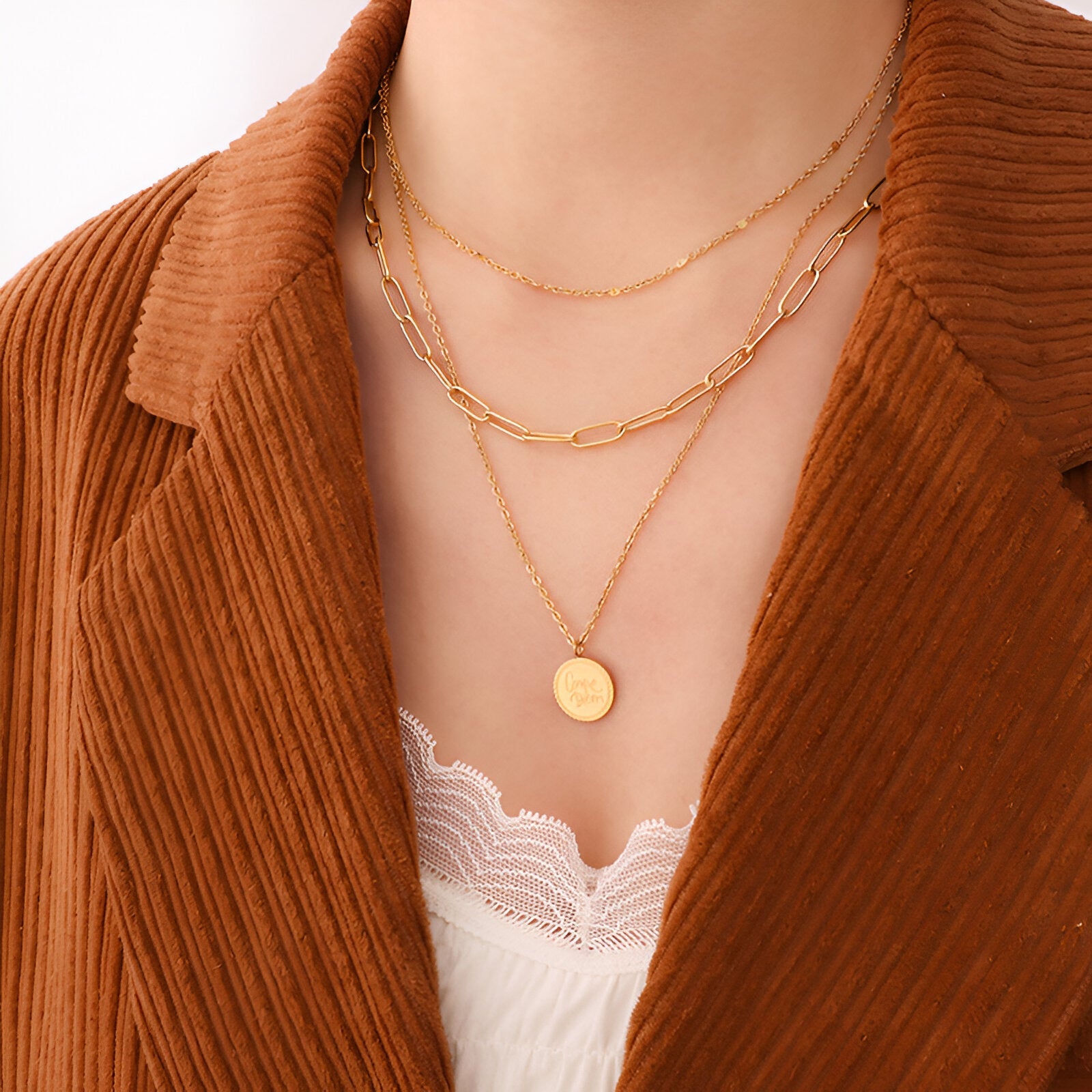 Collier multi - rangs doré, médaillon gravé "Carpe Diem", style layering chic pour femme, modèle Rivera