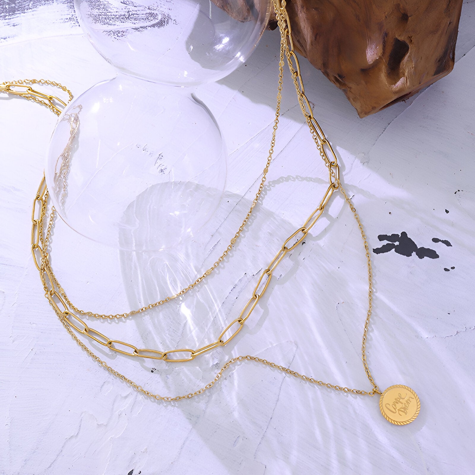 Collier multi - rangs doré, médaillon gravé "Carpe Diem", style layering chic pour femme, modèle Rivera