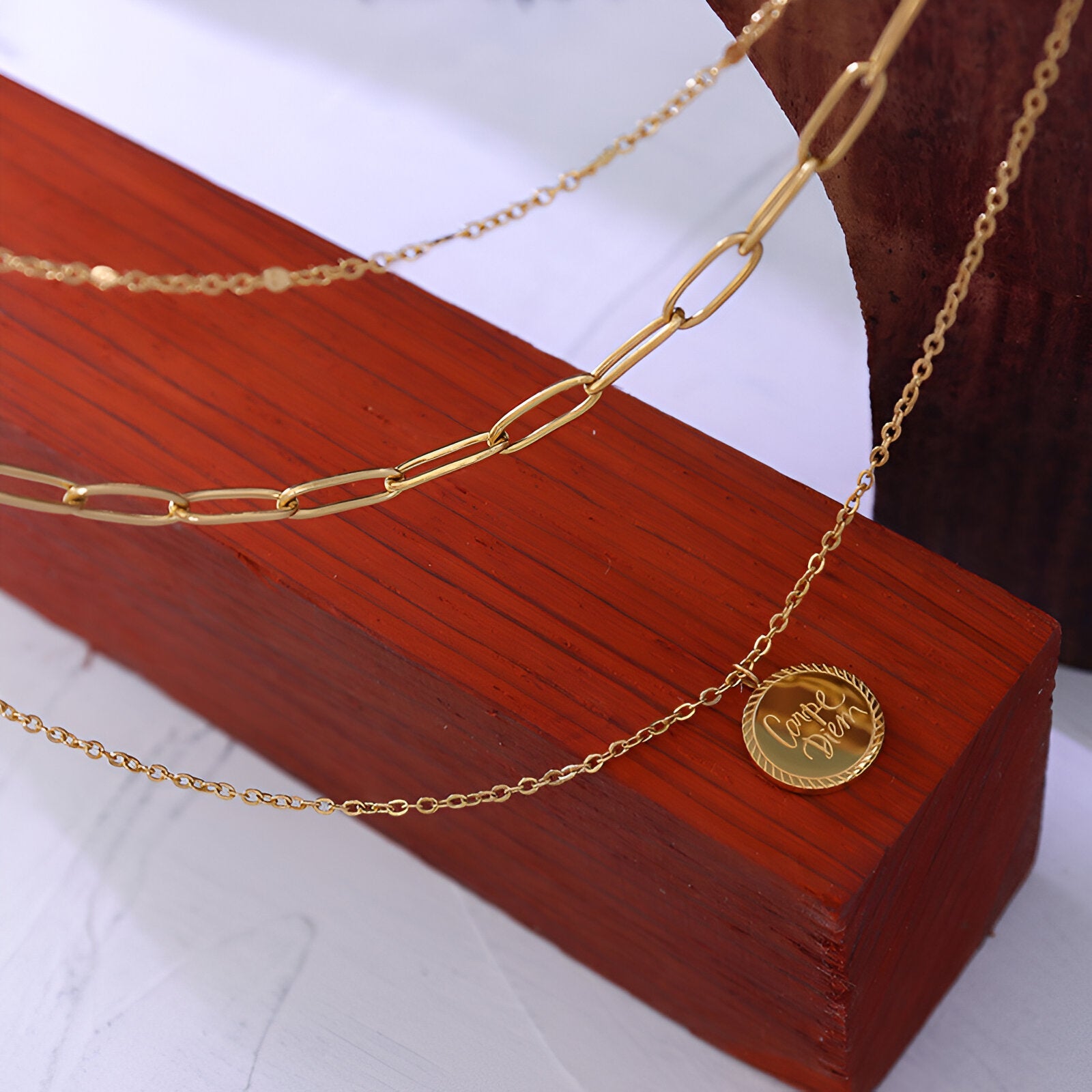 Collier multi - rangs doré, médaillon gravé "Carpe Diem", style layering chic pour femme, modèle Rivera