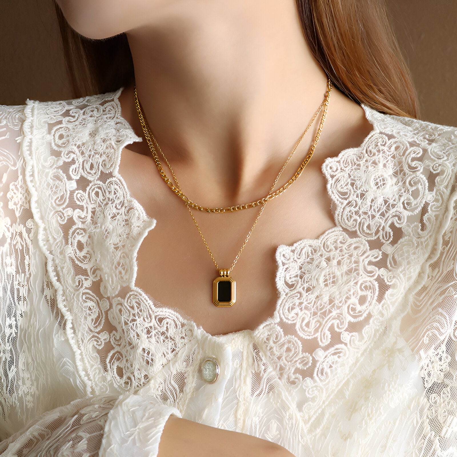 Collier multi - rangs en acier doré, pendentif géométrique noir, bijou chic tendance, modèle Nour