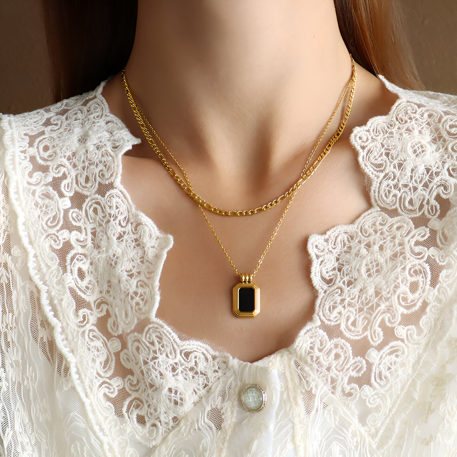 Collier multi - rangs en acier doré, pendentif géométrique noir, bijou chic tendance, modèle Nour
