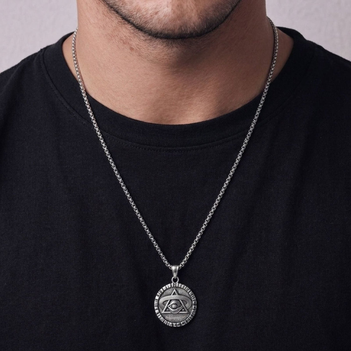 Collier Œil de la Providence pour homme, en acier inoxydable, médaillon ésotérique aux motifs gravés