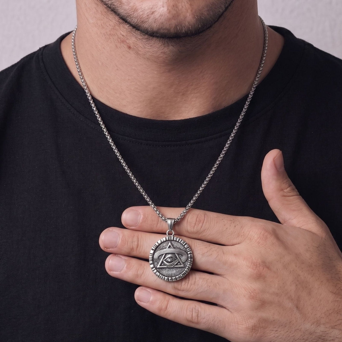 Collier Œil de la Providence pour homme, en acier inoxydable, médaillon ésotérique aux motifs gravés