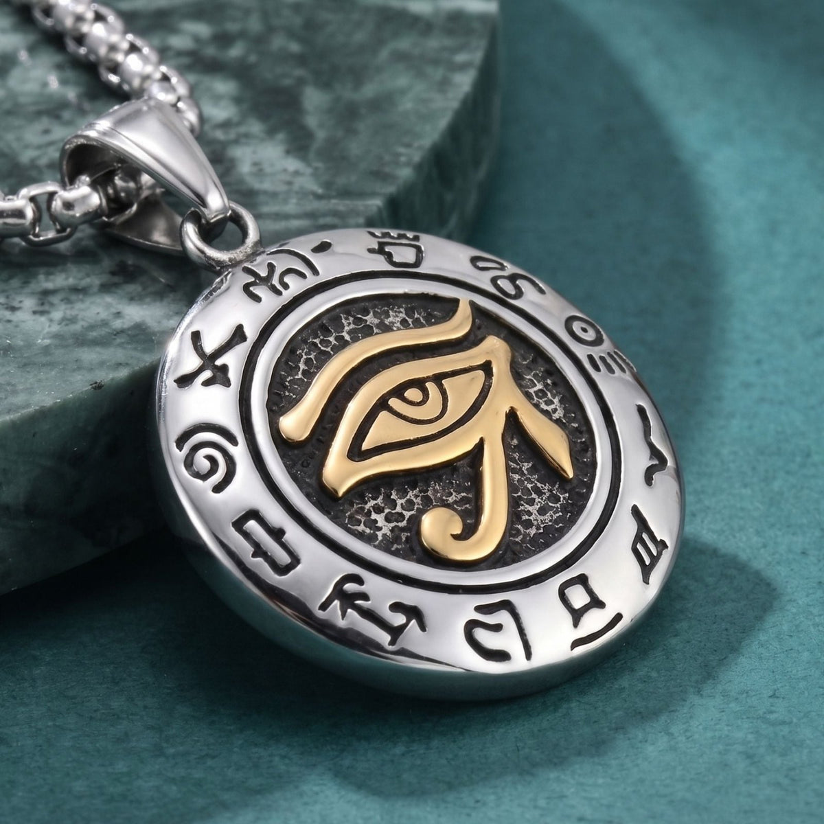 Collier Œil d’Horus pour homme, en acier inoxydable, pendentif égyptien avec hiéroglyphes gravés