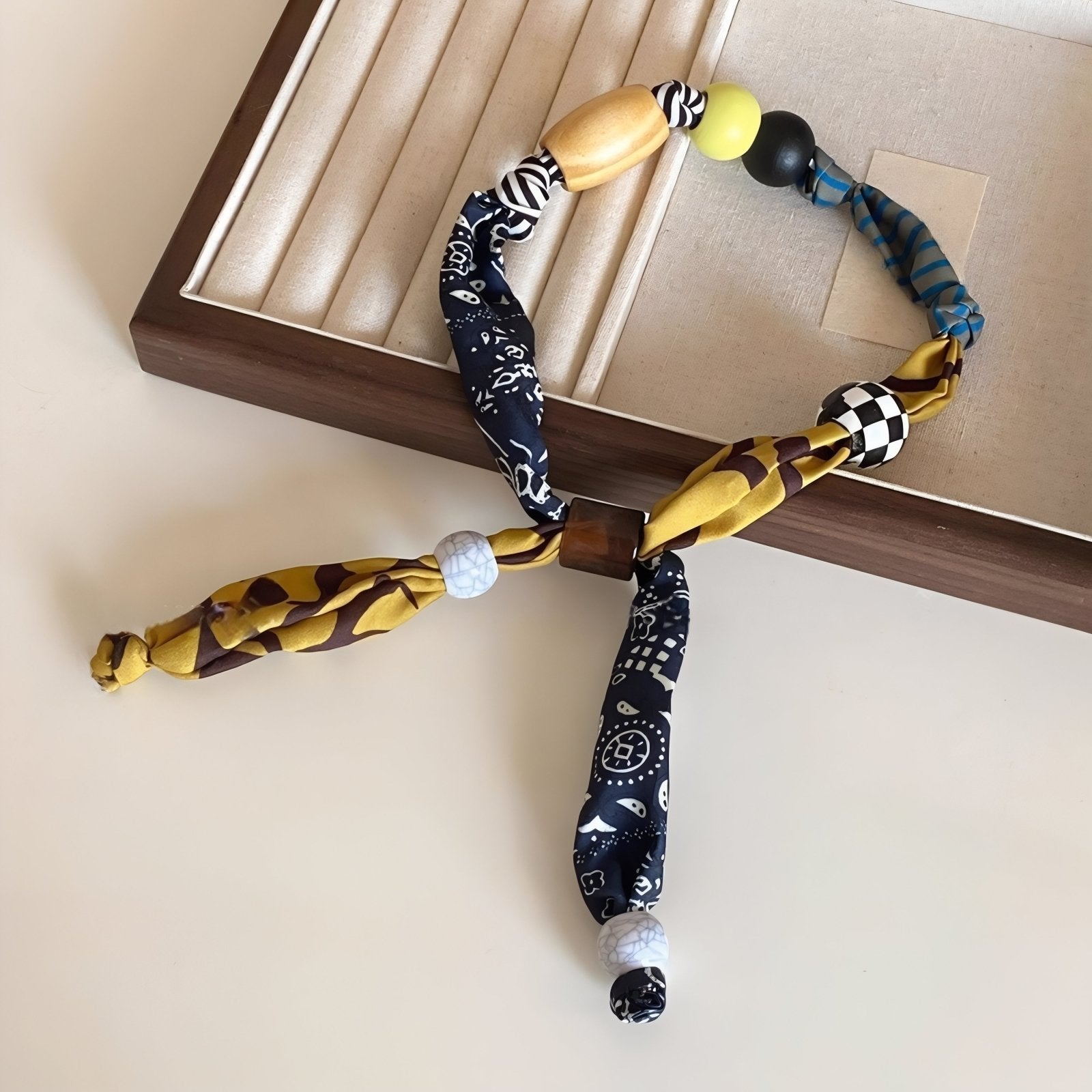 Collier original pour femme en tissu noué, avec perles en bois, style bohème