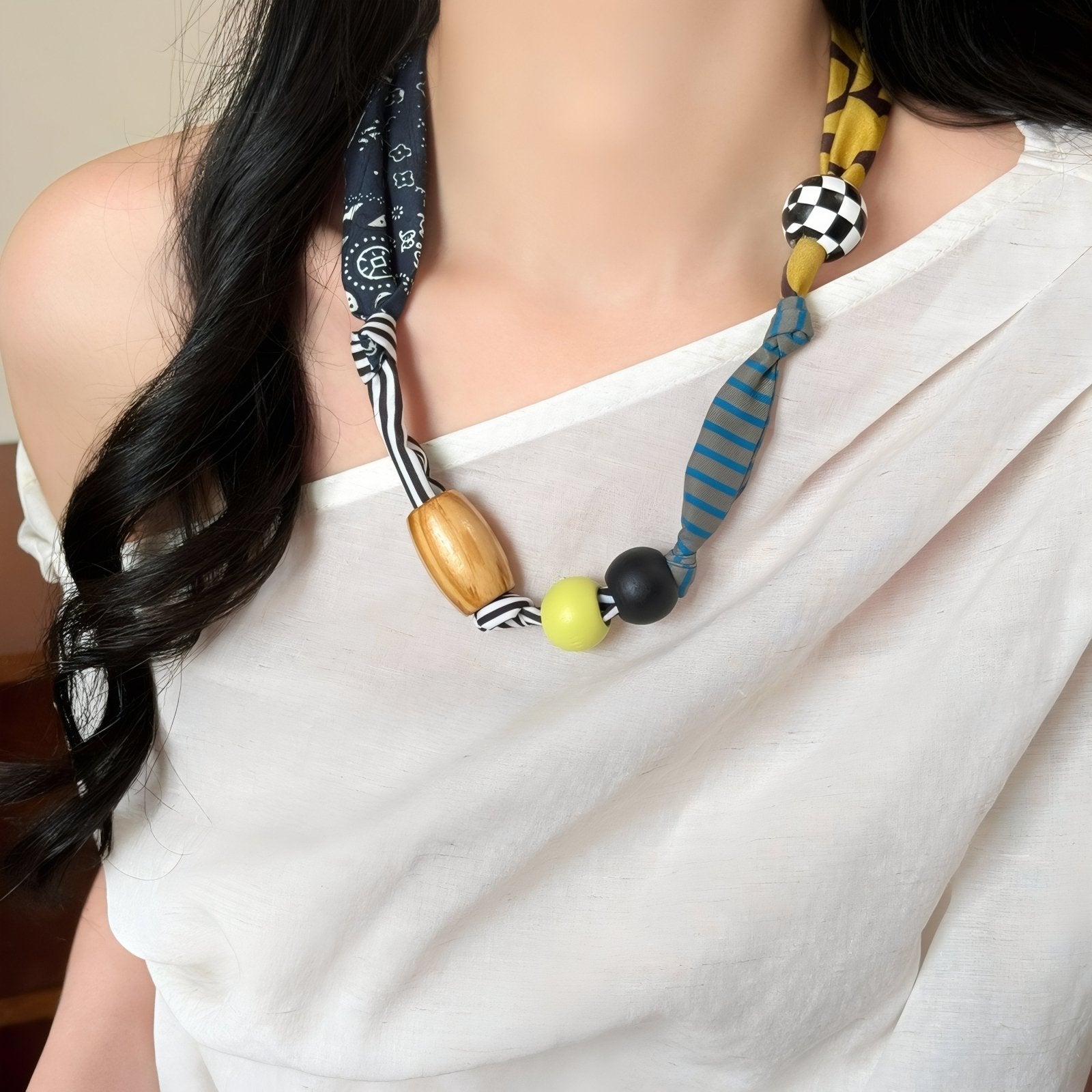 Collier original pour femme en tissu noué, avec perles en bois, style bohème