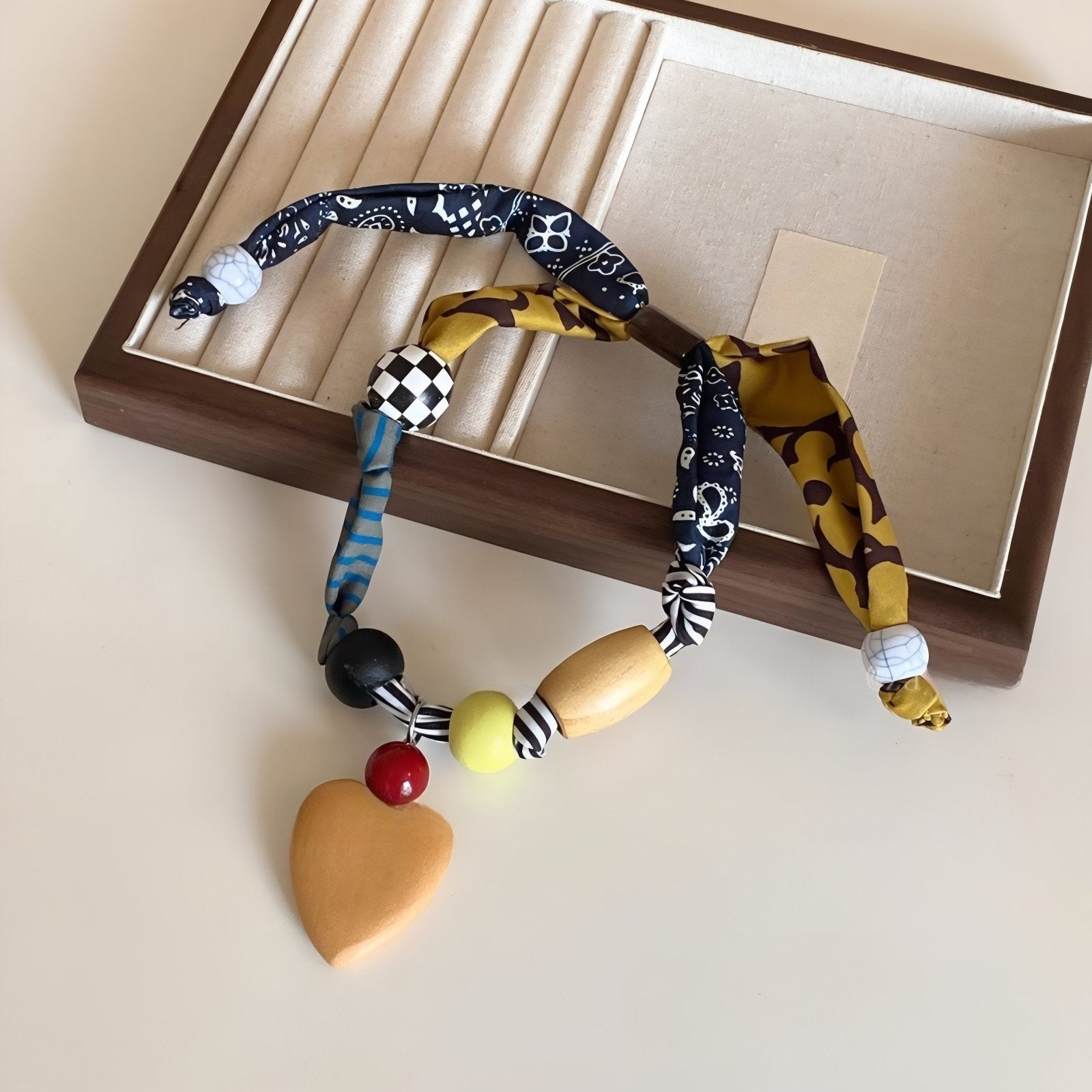 Collier original pour femme en tissu noué et bois naturel, avec pendentif cœur, style bohème