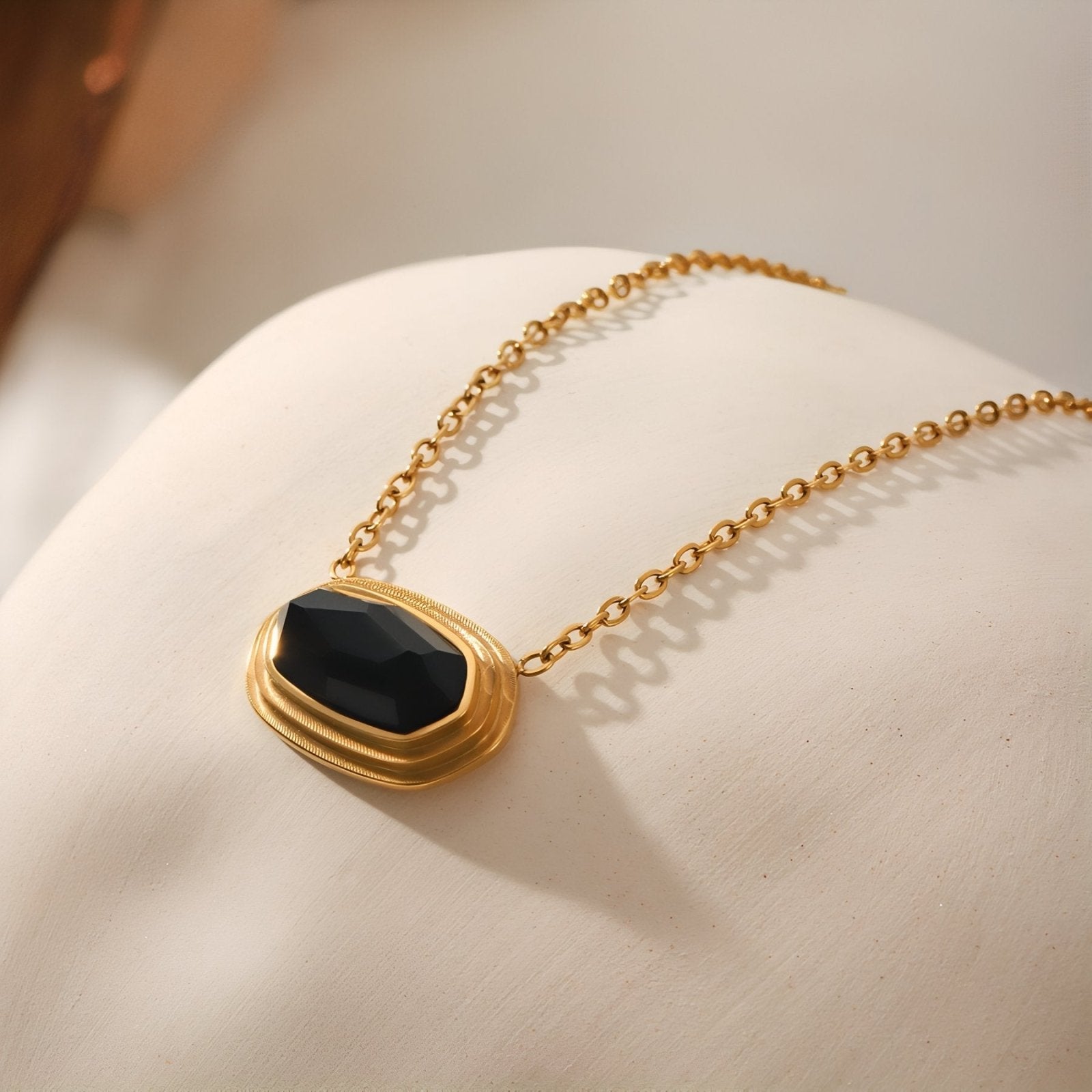 Collier ovale élégant avec pierre naturelle facettée, acier inoxydable et placage or 18K