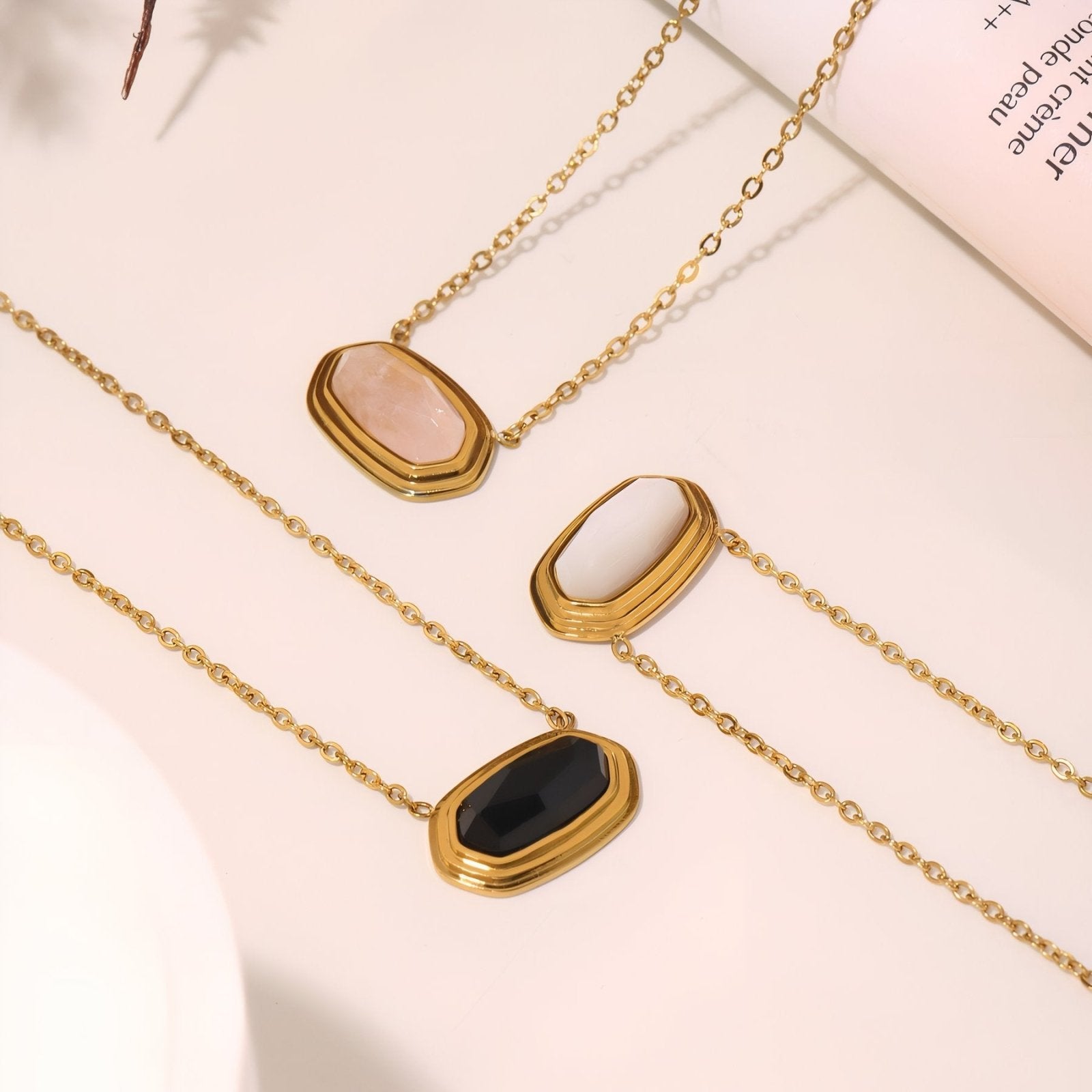 Collier ovale élégant avec pierre naturelle facettée, acier inoxydable et placage or 18K
