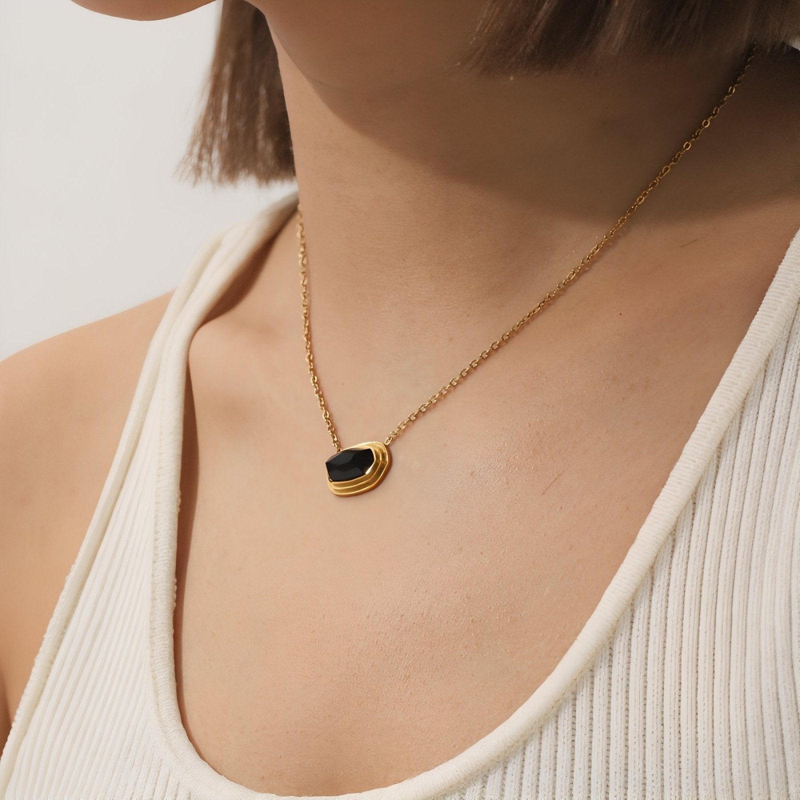 Collier ovale élégant avec pierre naturelle facettée, acier inoxydable et placage or 18K
