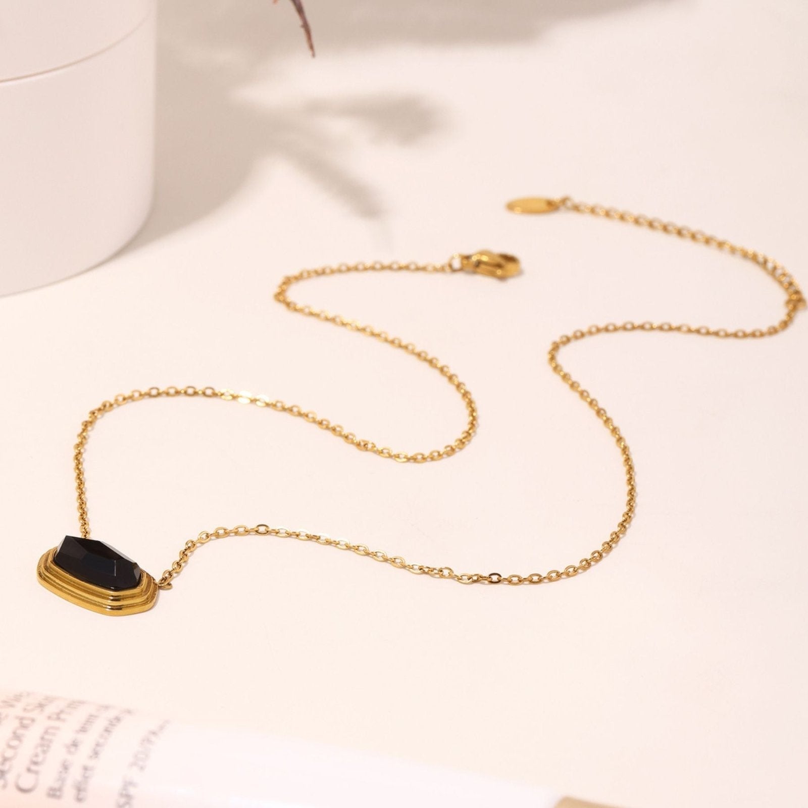Collier ovale élégant avec pierre naturelle facettée, acier inoxydable et placage or 18K