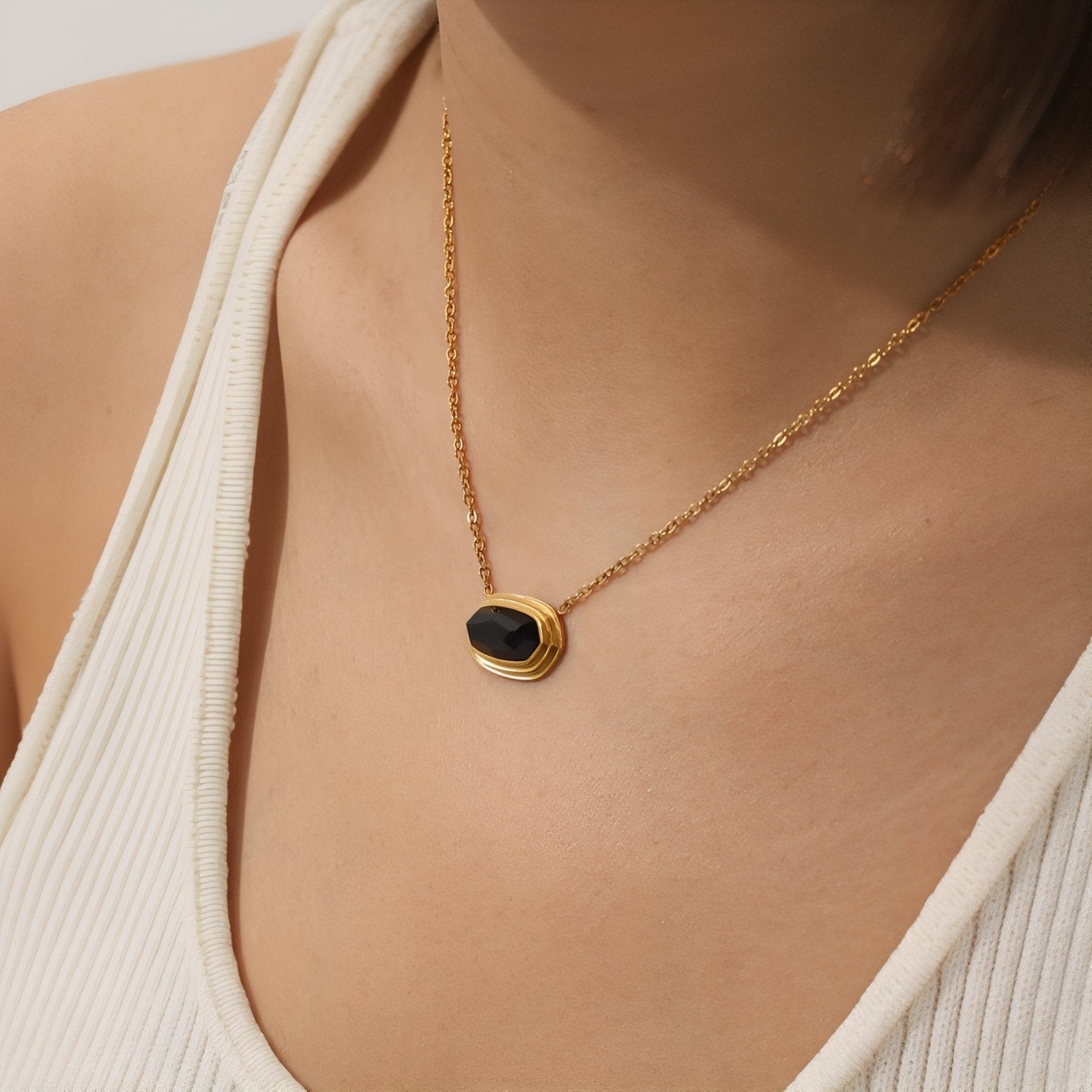 Collier ovale élégant avec pierre naturelle facettée, acier inoxydable et placage or 18K