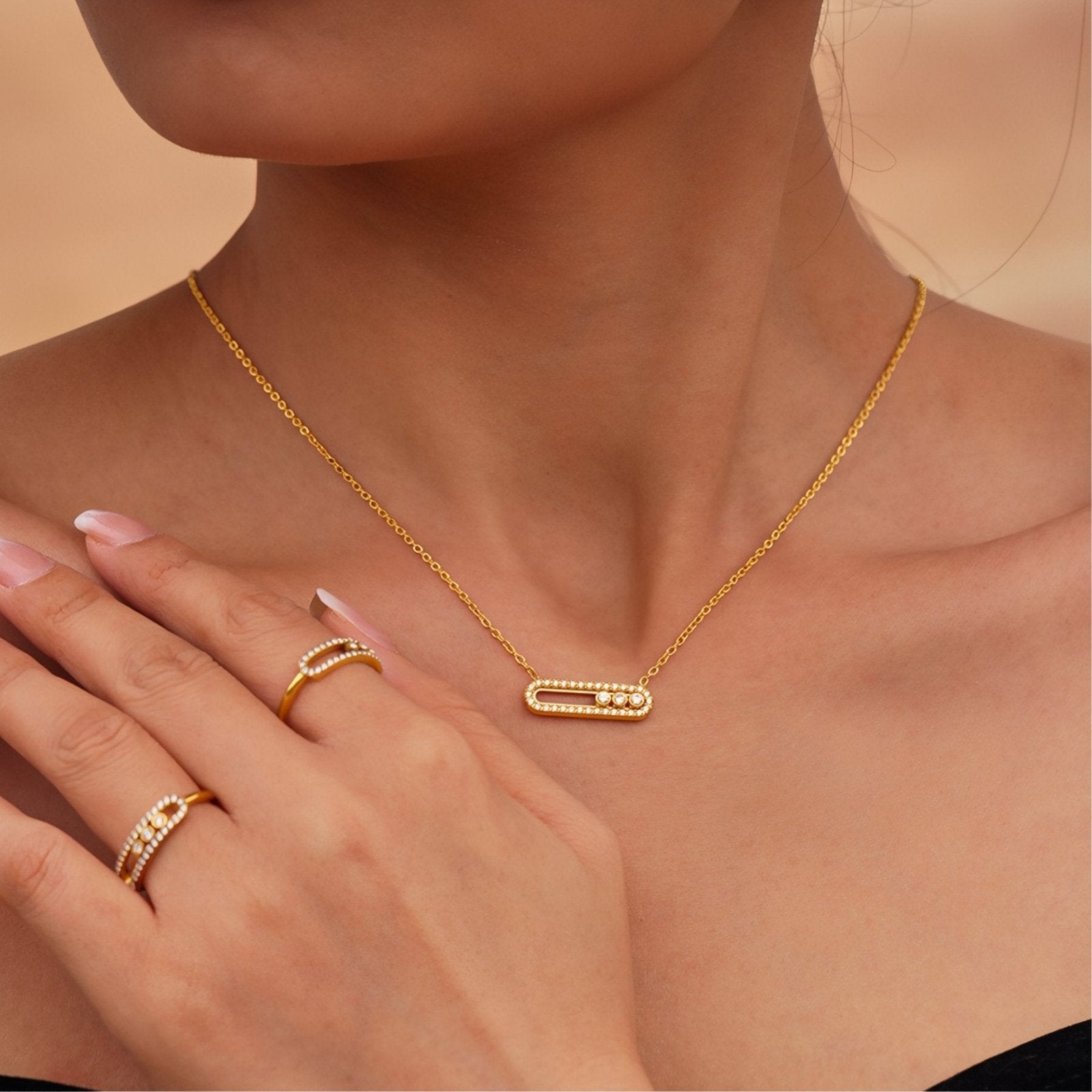Collier pavé rectangulaire orné de trois pierres rondes, zircons brillants, acier inoxydable plaqué or 18K