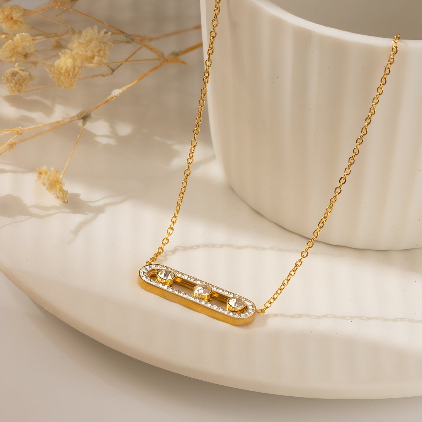 Collier pavé rectangulaire orné de trois pierres rondes, zircons brillants, acier inoxydable plaqué or 18K