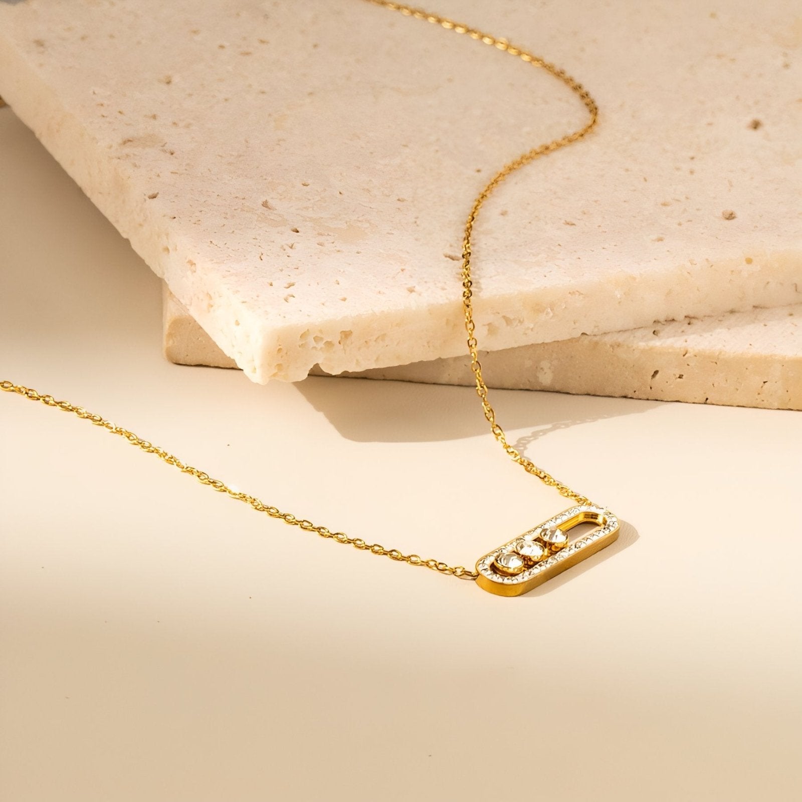 Collier pavé rectangulaire orné de trois pierres rondes, zircons brillants, acier inoxydable plaqué or 18K