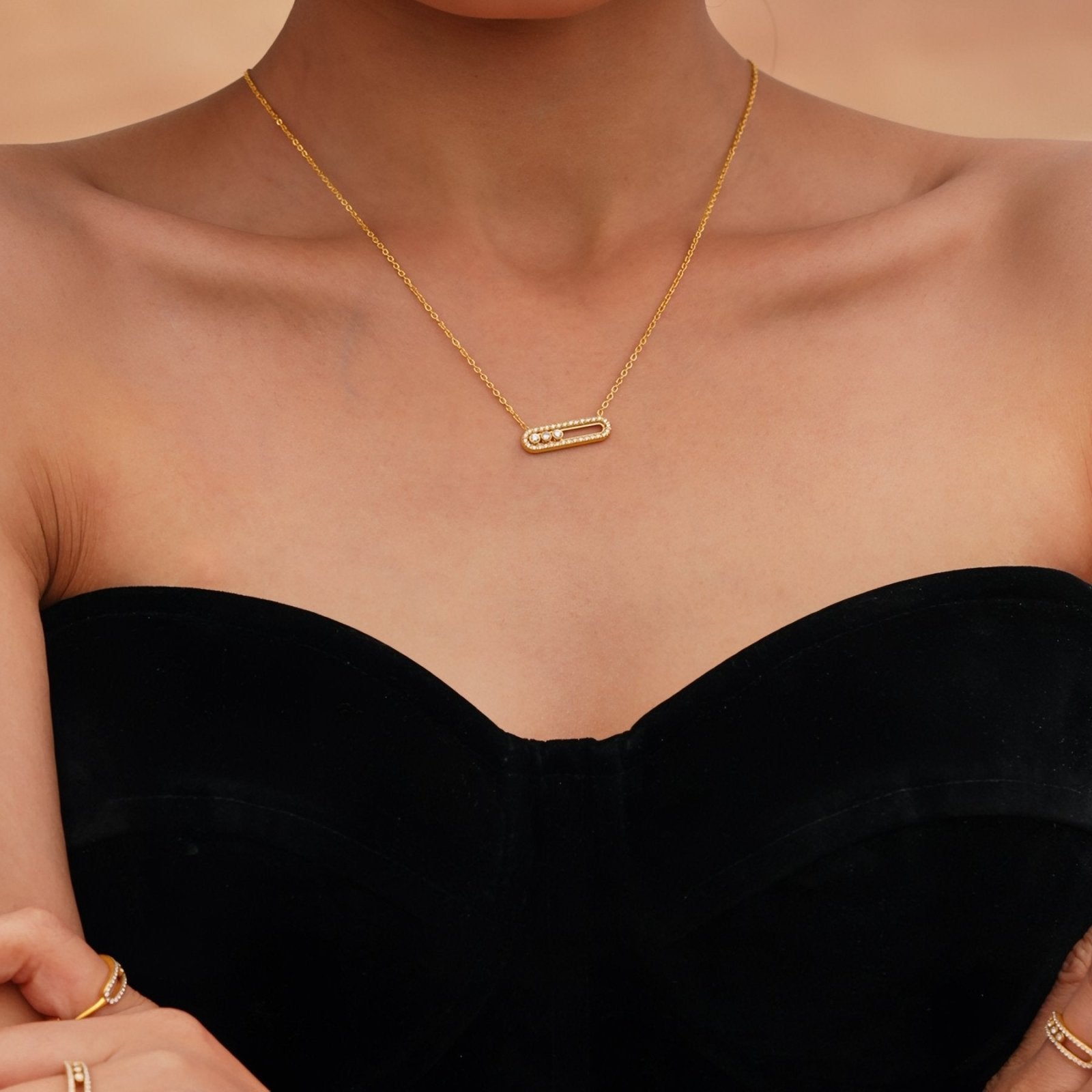 Collier pavé rectangulaire orné de trois pierres rondes, zircons brillants, acier inoxydable plaqué or 18K