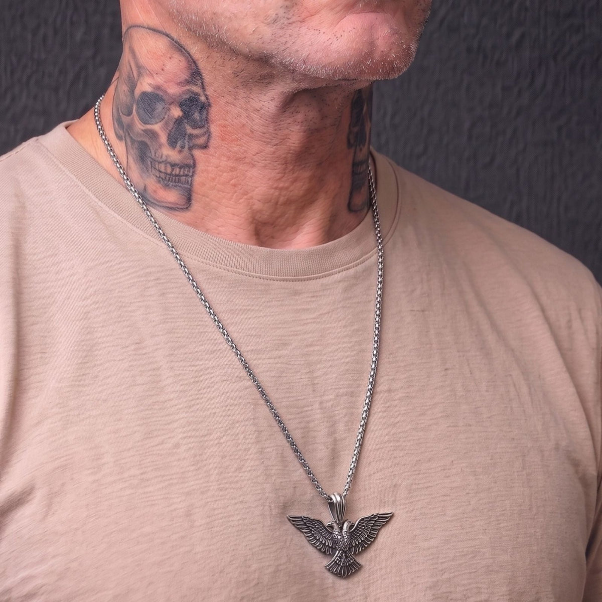 Collier pendentif aigle à deux têtes pour homme, en acier inoxydable, design animalier aux plumes finement sculptées