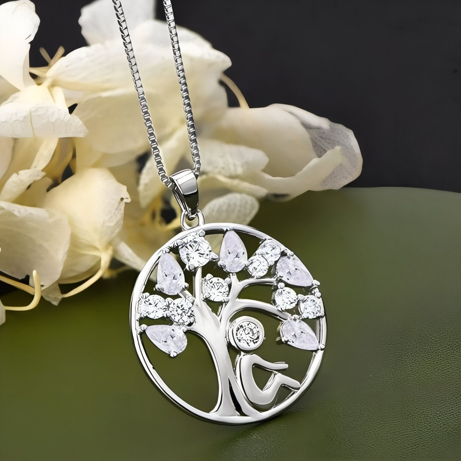 Collier pendentif arbre de vie et personnage assis, avec zircon, en argent 925