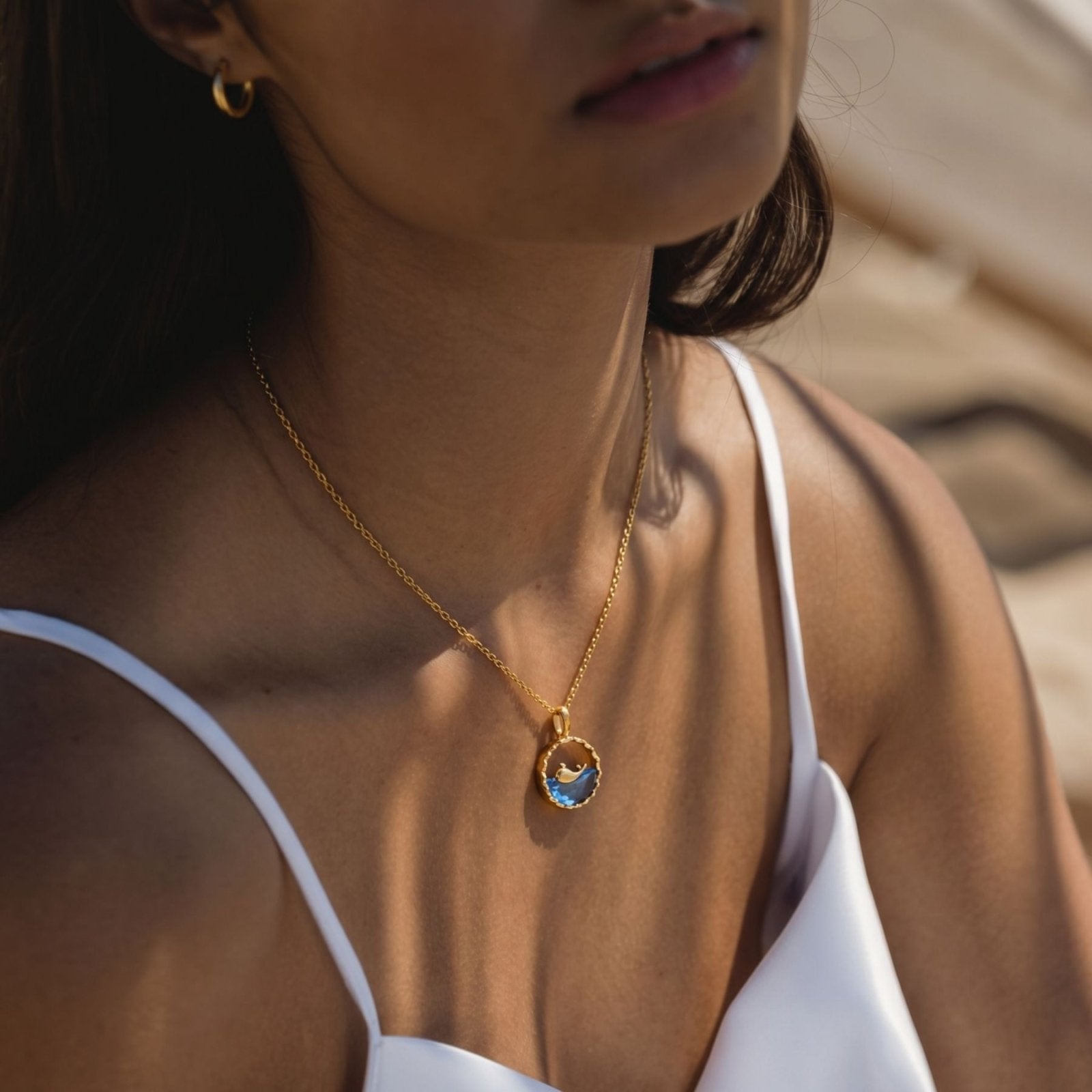 Collier pendentif baleine, en acier inoxydable plaqué or, pierre bleue topaze