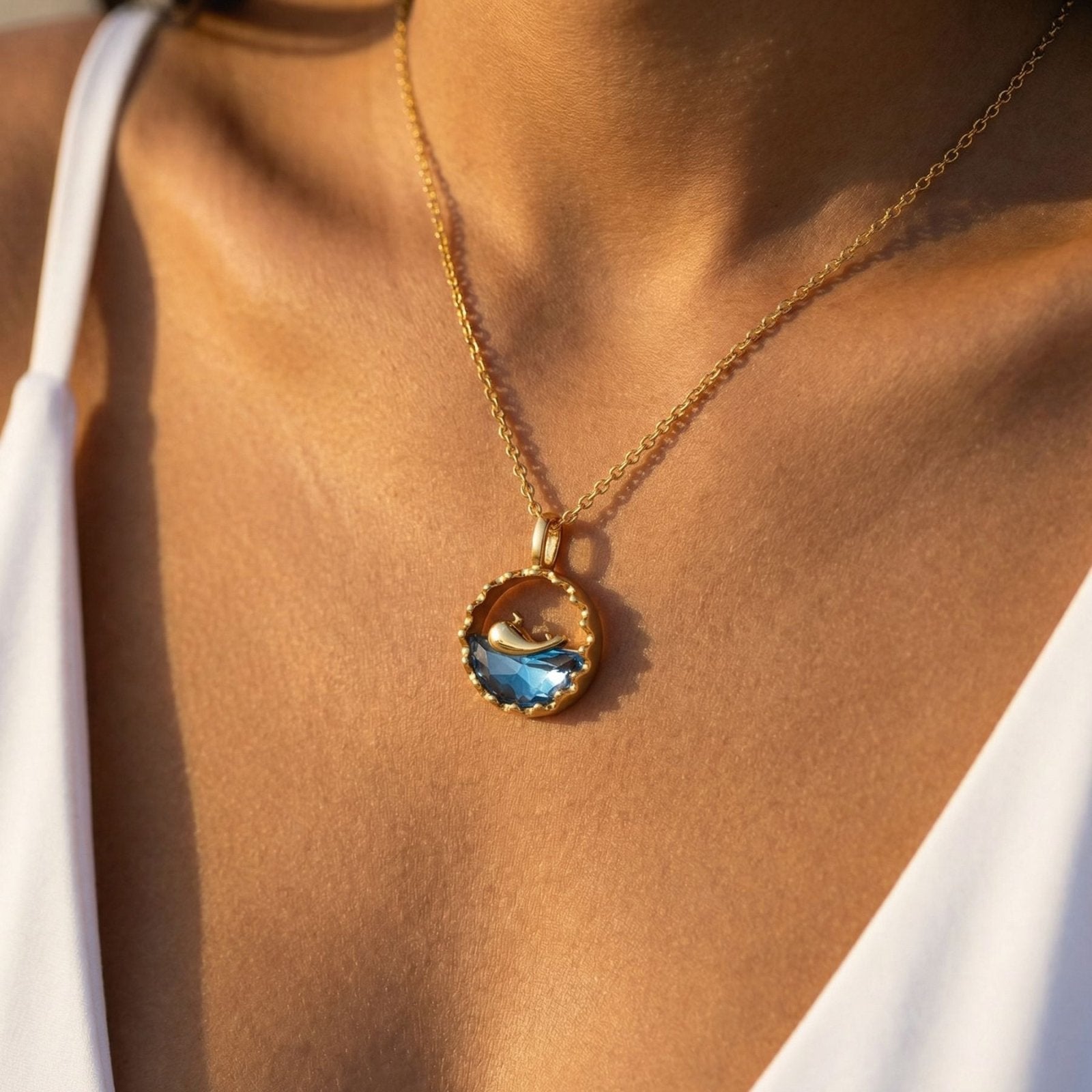 Collier pendentif baleine, en acier inoxydable plaqué or, pierre bleue topaze