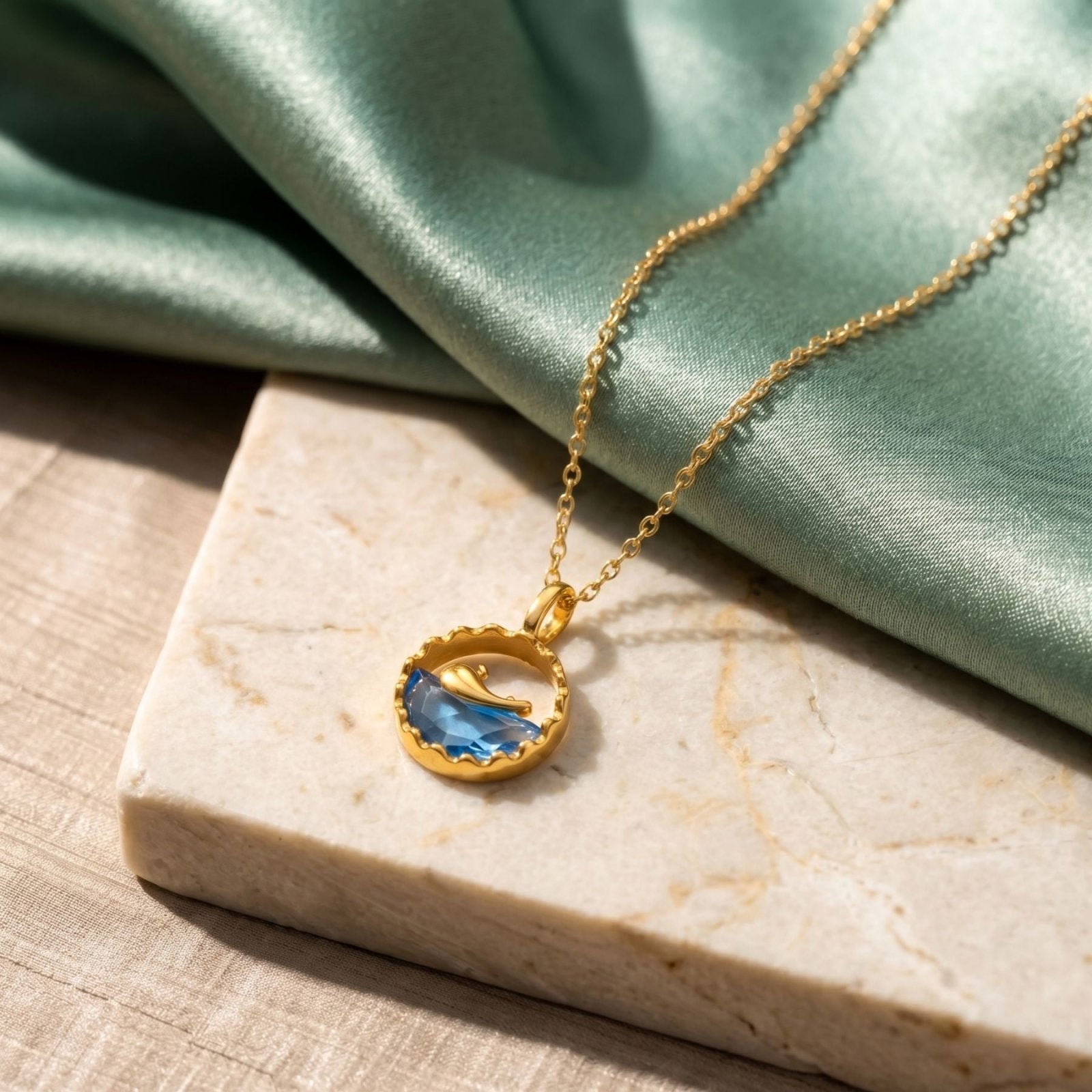 Collier pendentif baleine, en acier inoxydable plaqué or, pierre bleue topaze