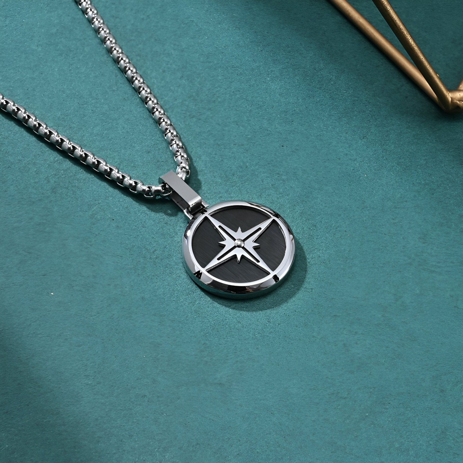 Collier pendentif boussole, en acier poli inoxydable bicolore, modèle Nautilus