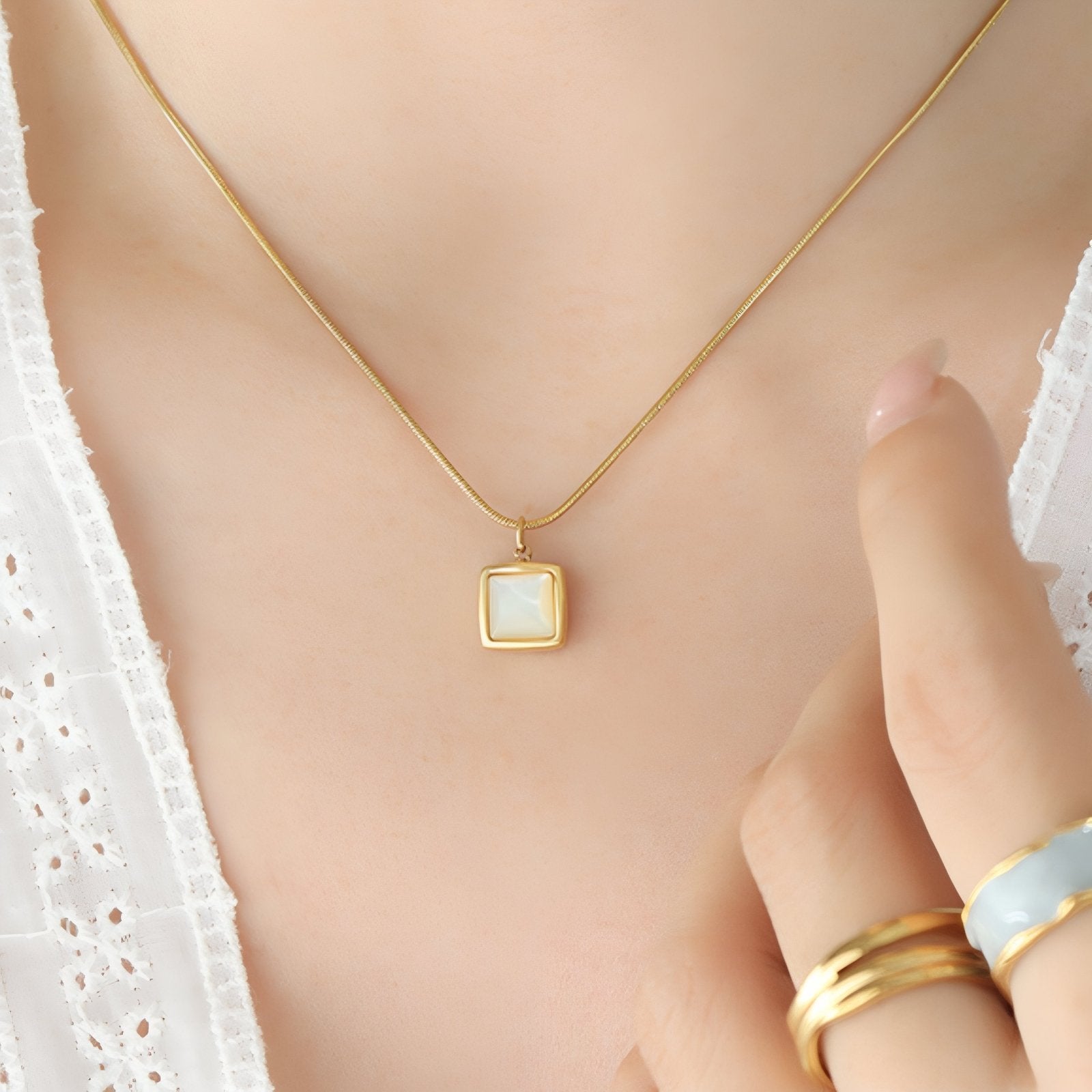 Collier pendentif carré pour femme, maille serpent, avec nacre, en acier inoxydable