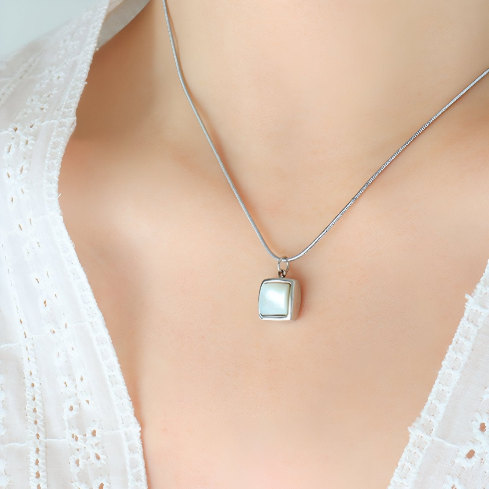 Collier pendentif carré pour femme, maille serpent, avec nacre, en acier inoxydable