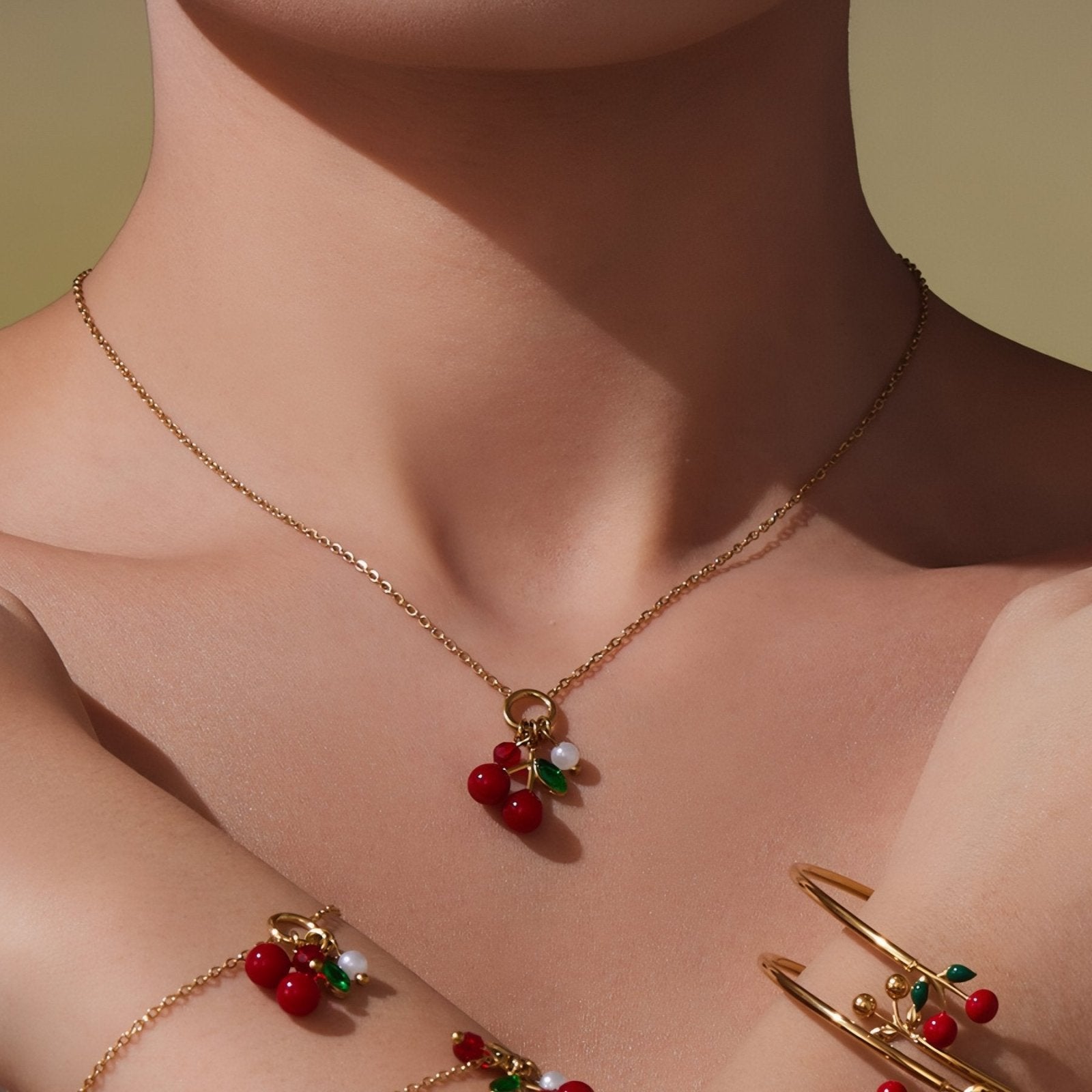 Collier pendentif charms cerises rouges, en acier inoxydable et zircon