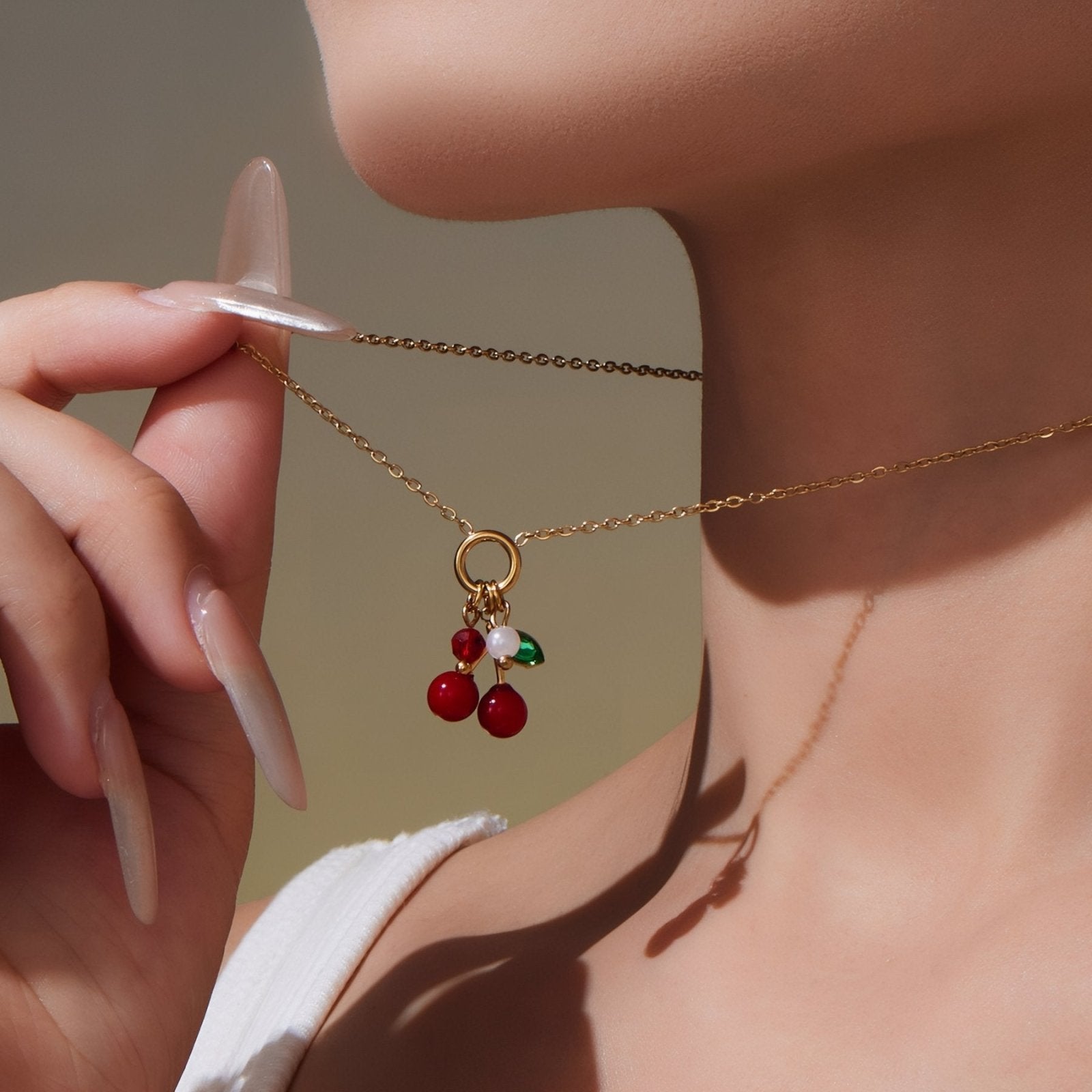 Collier pendentif charms cerises rouges, en acier inoxydable et zircon