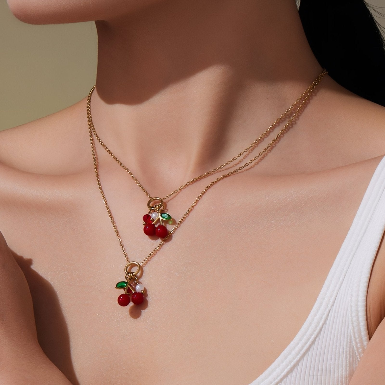 Collier pendentif charms cerises rouges, en acier inoxydable et zircon