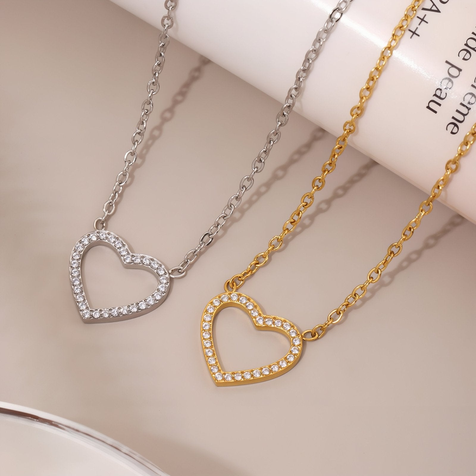 Collier pendentif cœur ajouré pour femme, avec zircon, en acier inoxydable