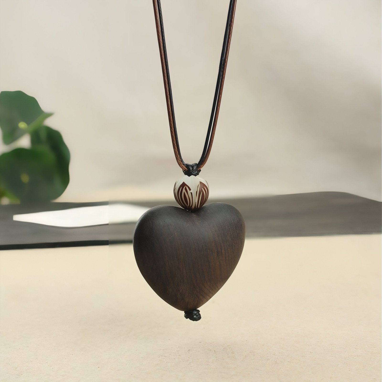 Collier pendentif cœur en bois naturel pour femme, avec perle en bois et double cordon ajustable, style bohème