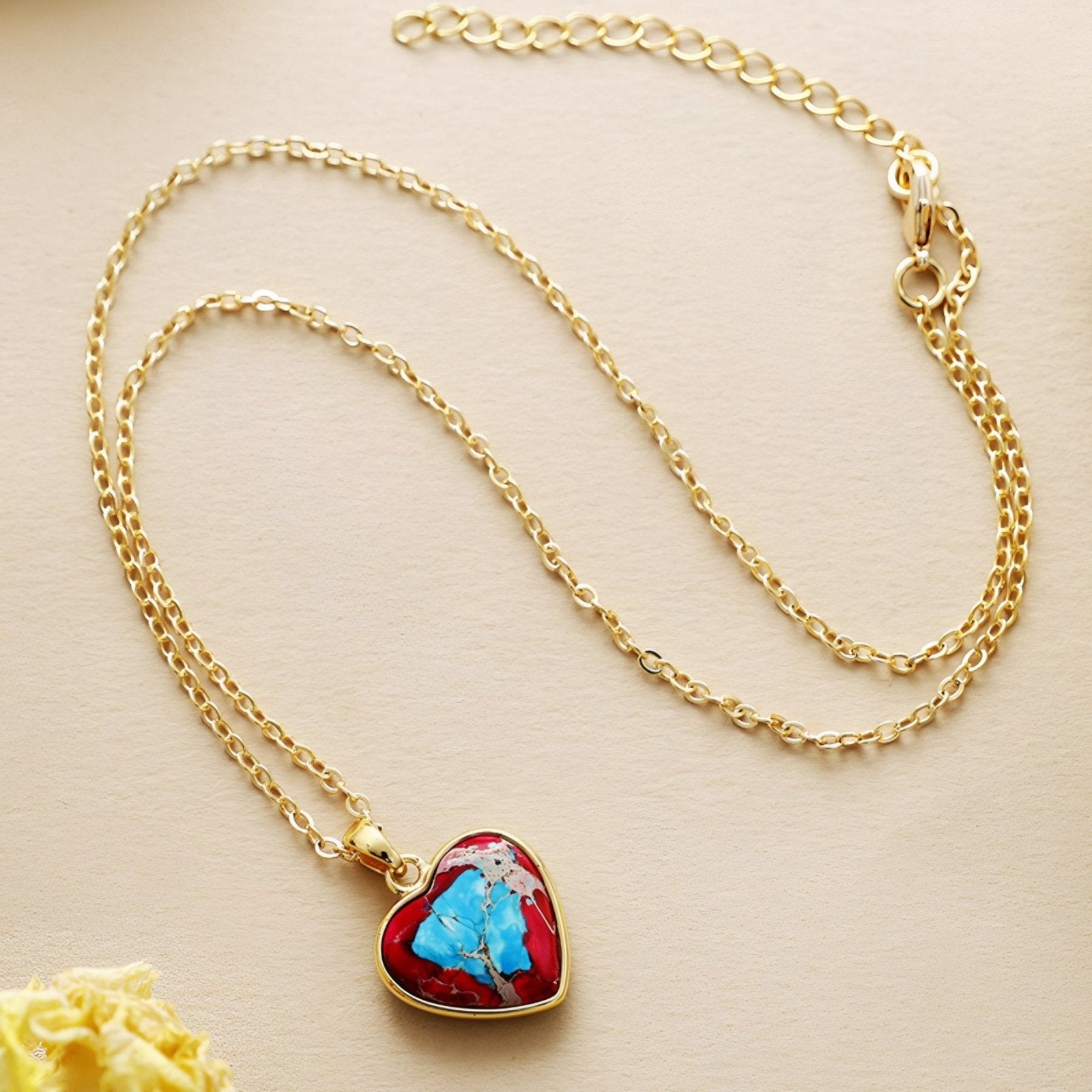 Collier pendentif cœur marbré, en pierres naturelles jaspe rouge et turquoise, style bohème romantique