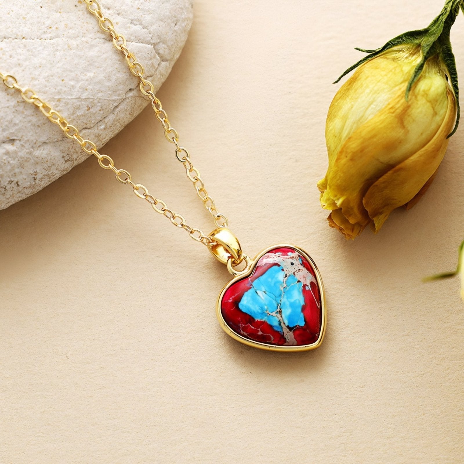 Collier pendentif cœur marbré, en pierres naturelles jaspe rouge et turquoise, style bohème romantique
