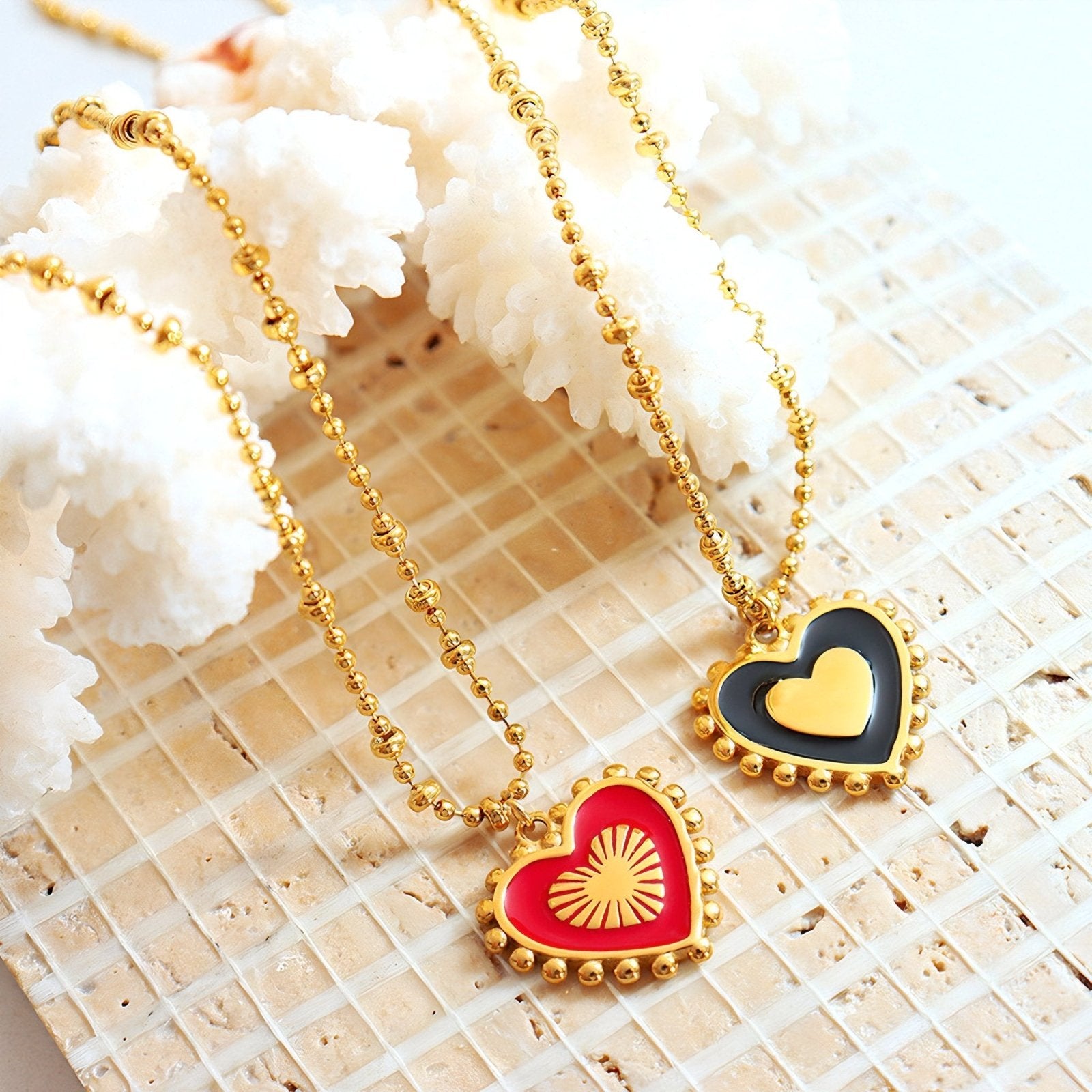 Collier pendentif cœur réversible, double face rouge et noir, chaîne perlée, modèle El Ghalia