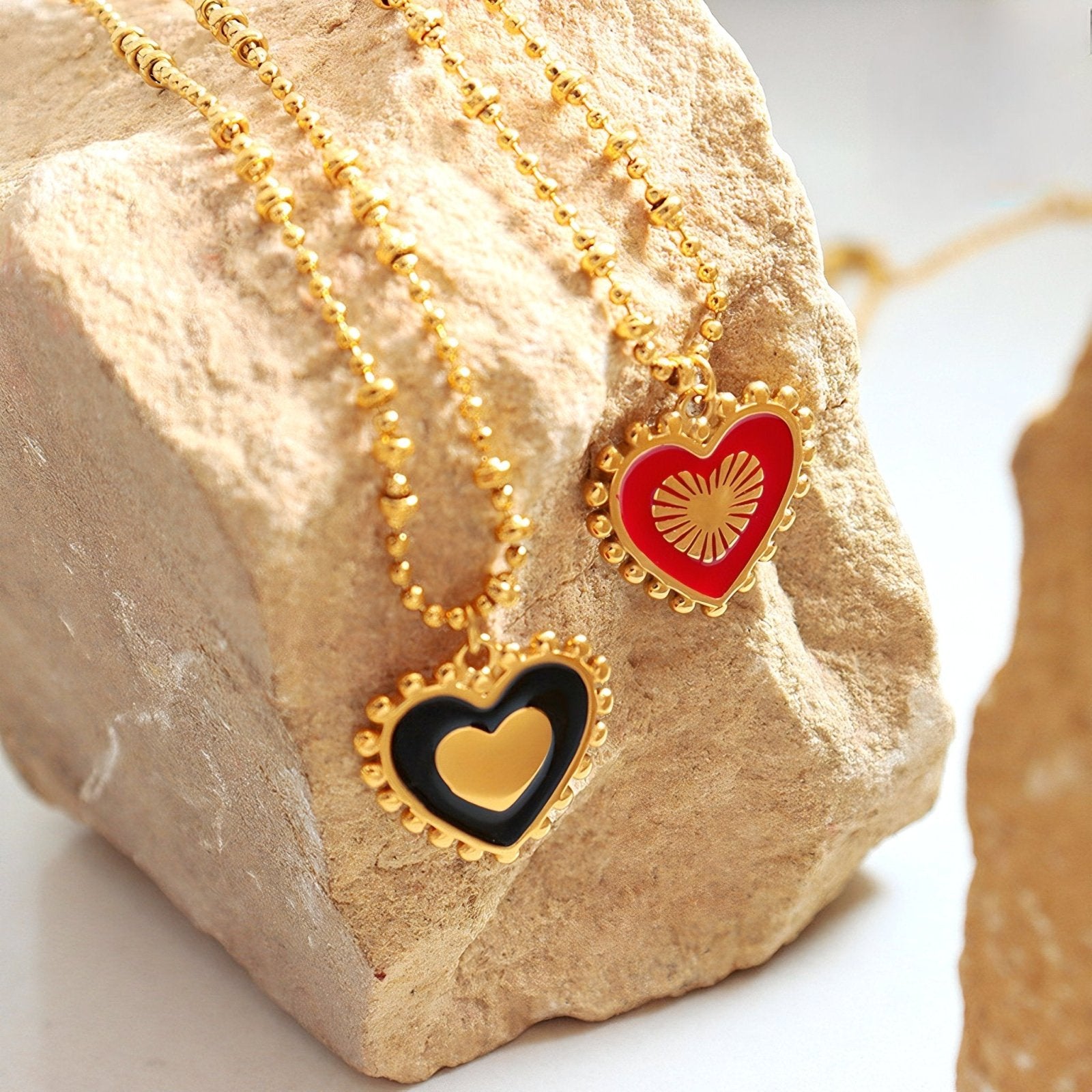 Collier pendentif cœur réversible, double face rouge et noir, chaîne perlée, modèle El Ghalia