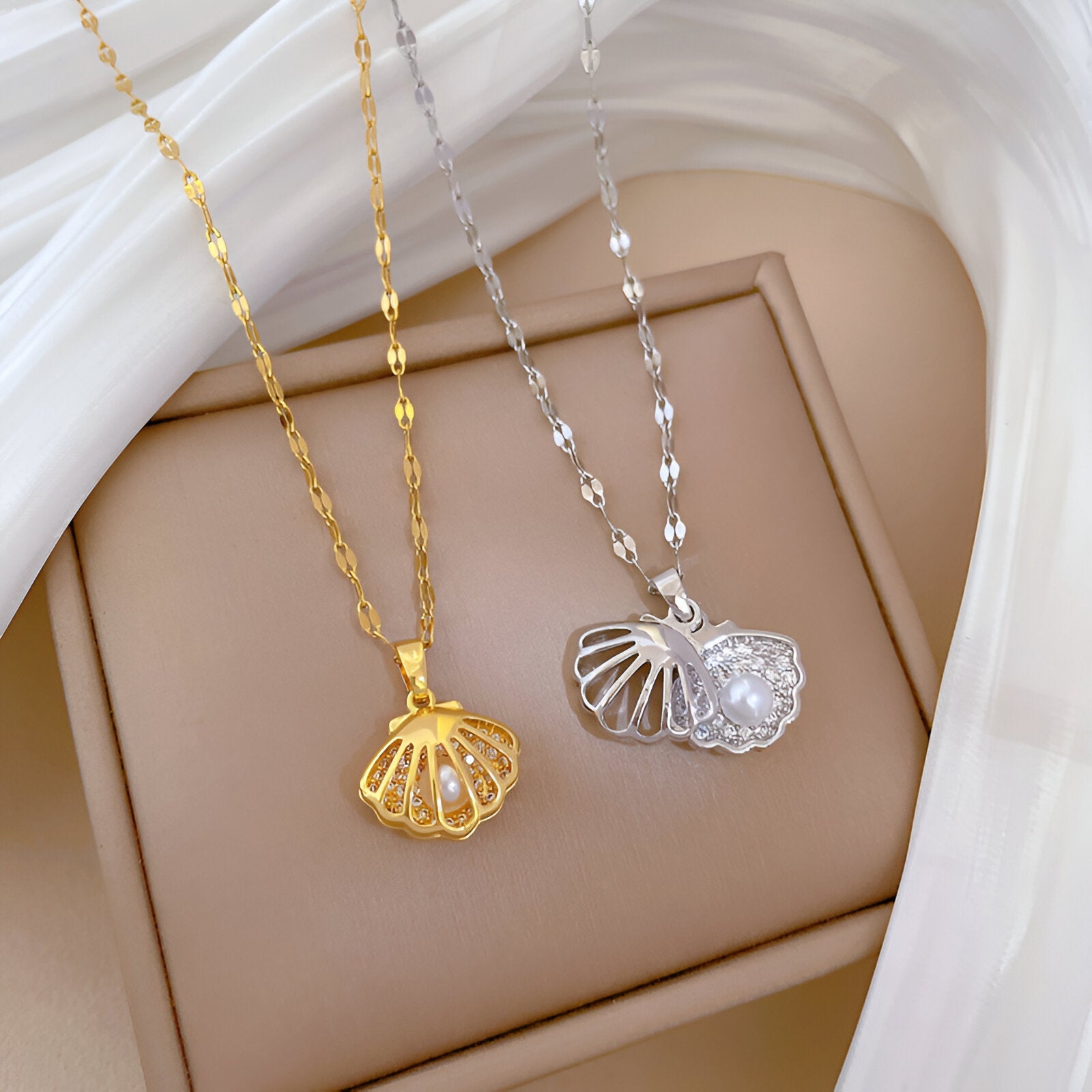 Collier pendentif coquillage ajourée, zircon et perle, or ou argent, modèle Océane