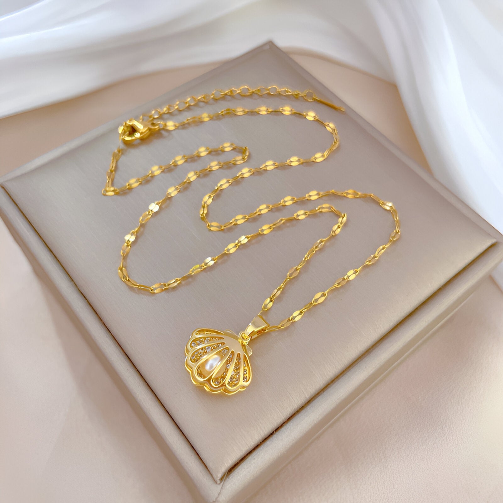Collier pendentif coquillage ajourée, zircon et perle, or ou argent, modèle Océane