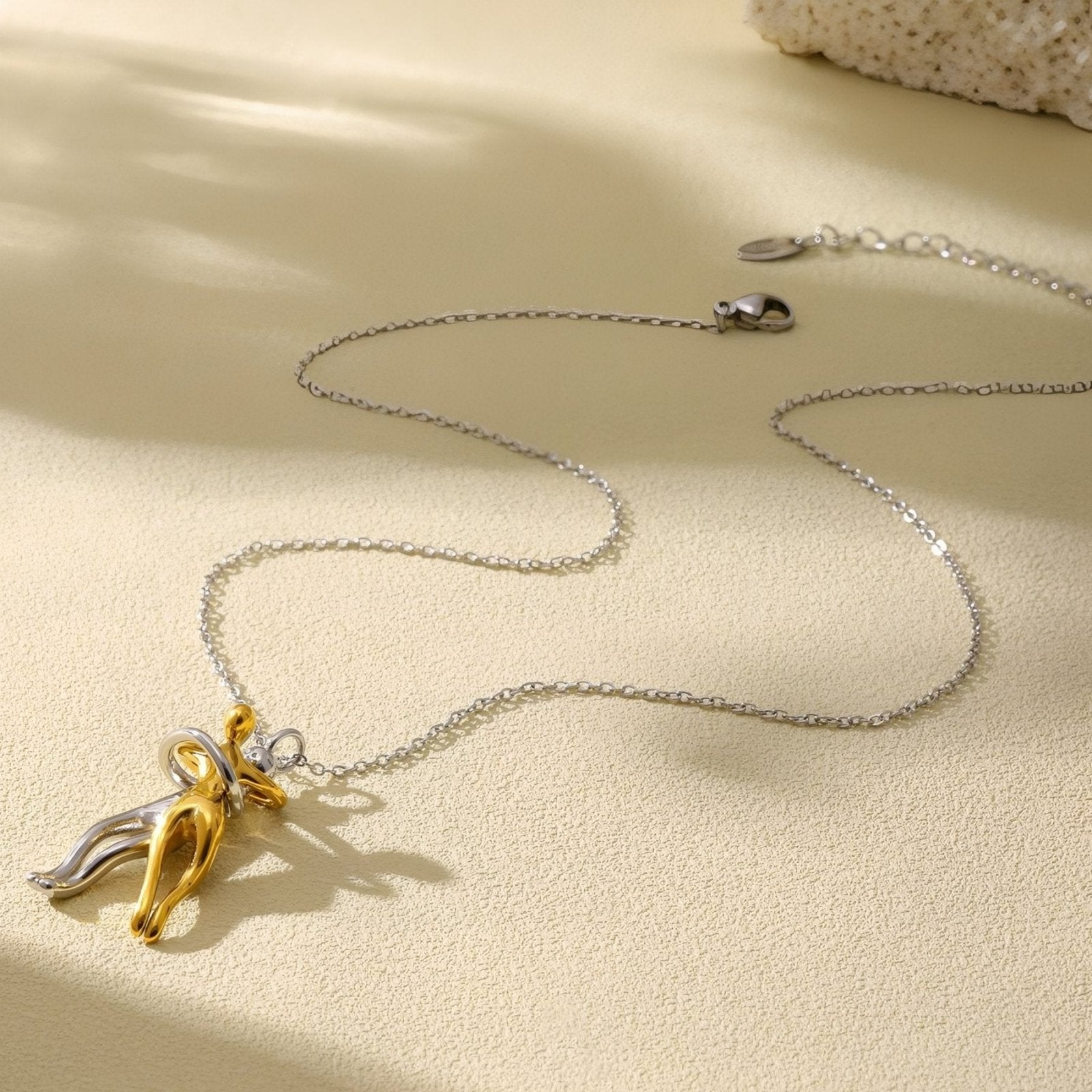 Collier pendentif couple enlacé, acier inoxydable bicolore or et argent, bijou symbolique