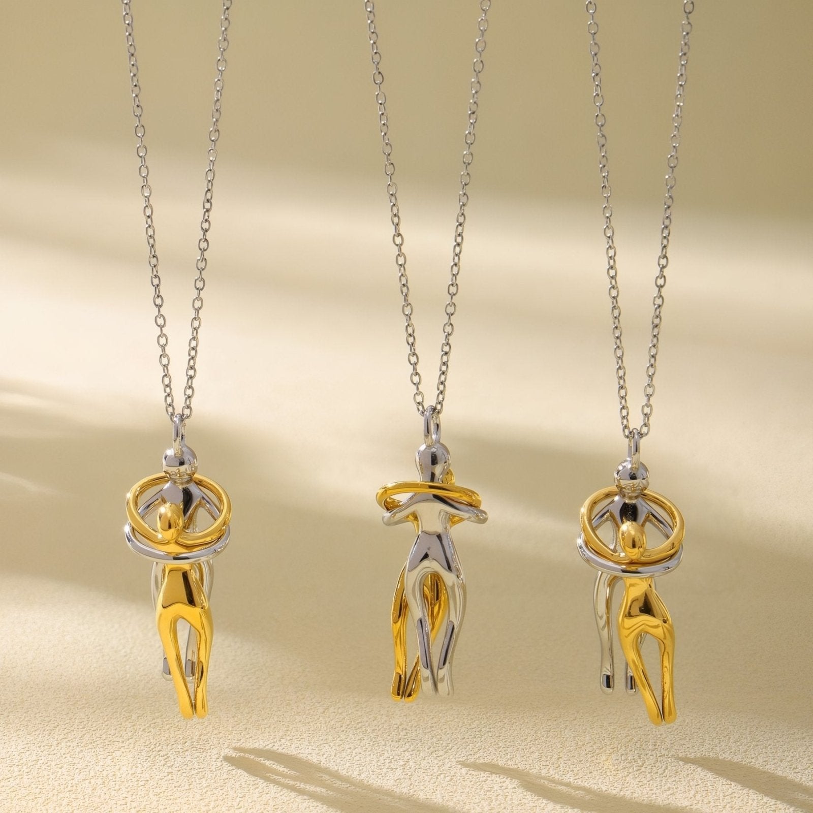 Collier pendentif couple enlacé, acier inoxydable bicolore or et argent, bijou symbolique