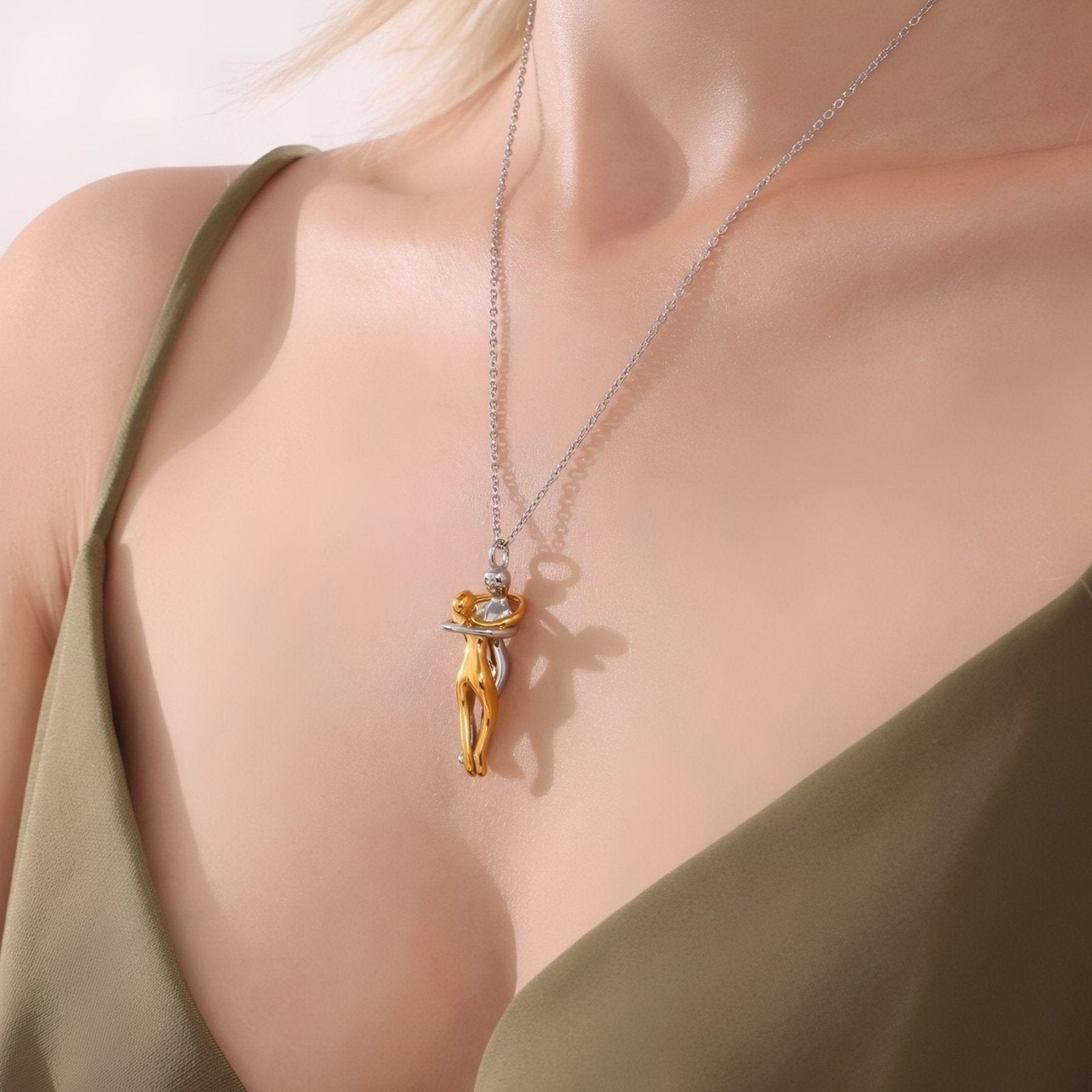 Collier pendentif couple enlacé, acier inoxydable bicolore or et argent, bijou symbolique