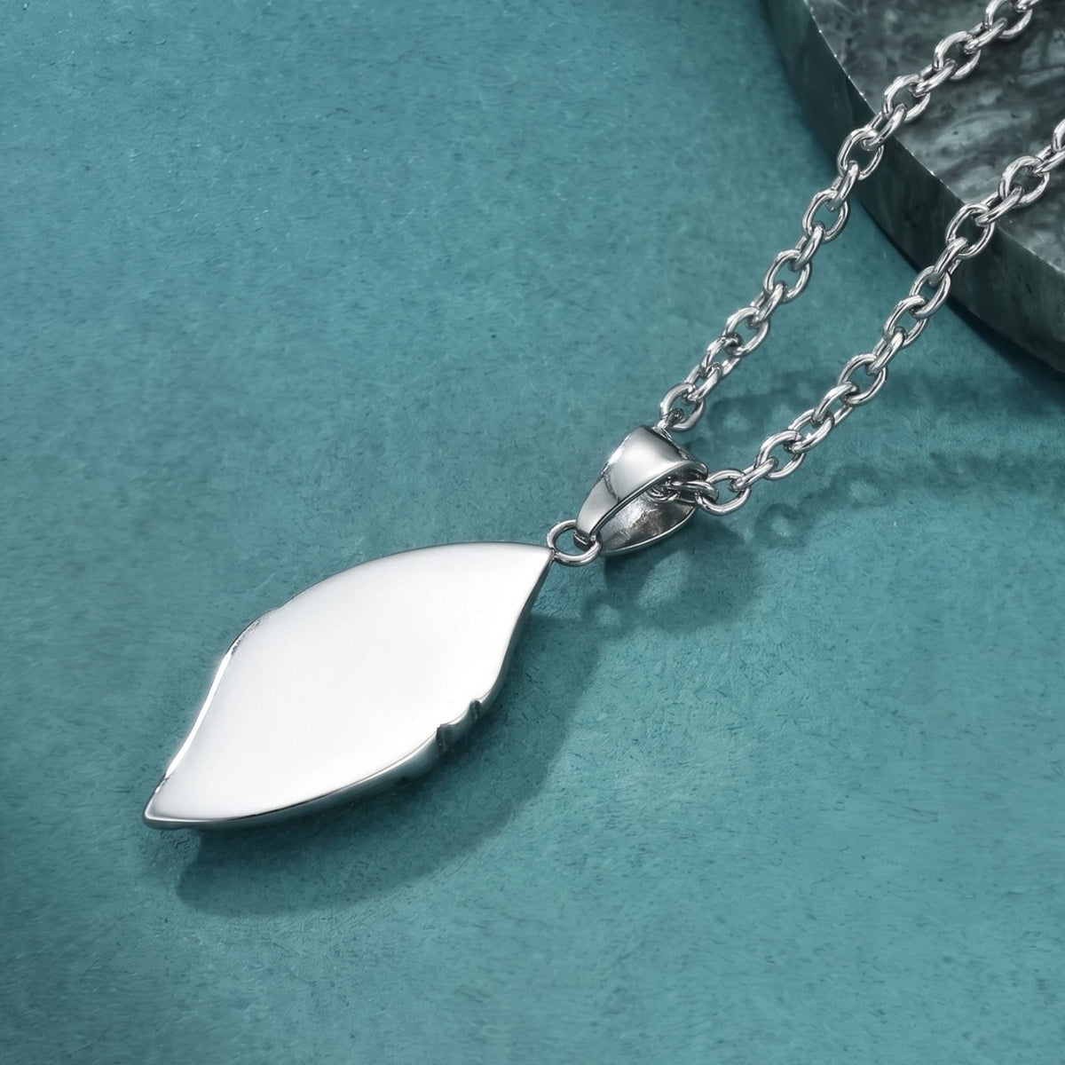 Collier pendentif cristal facetté pour homme, en acier inoxydable, pierre noire ou bleue au design torsadé