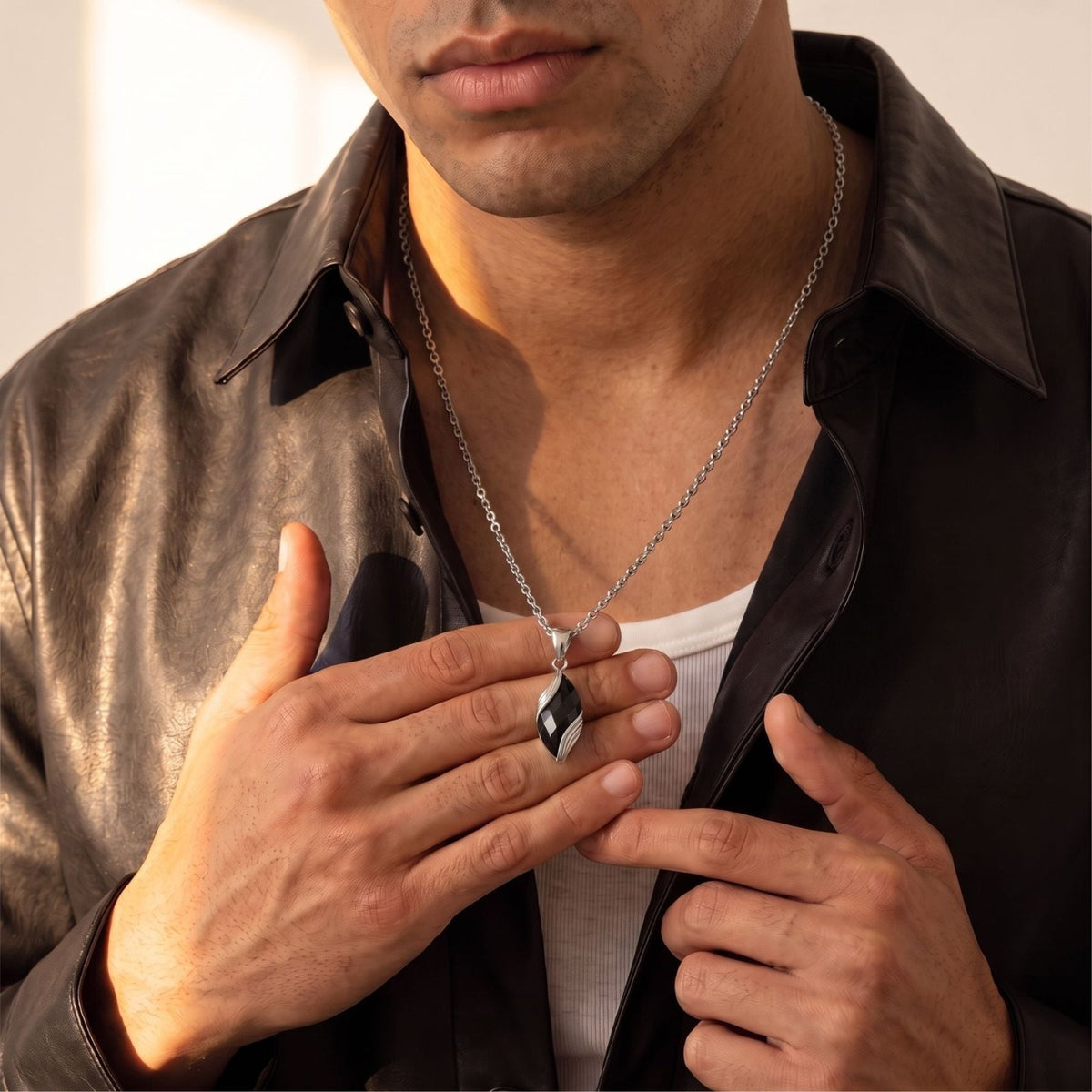 Collier pendentif cristal facetté pour homme, en acier inoxydable, pierre noire ou bleue au design torsadé