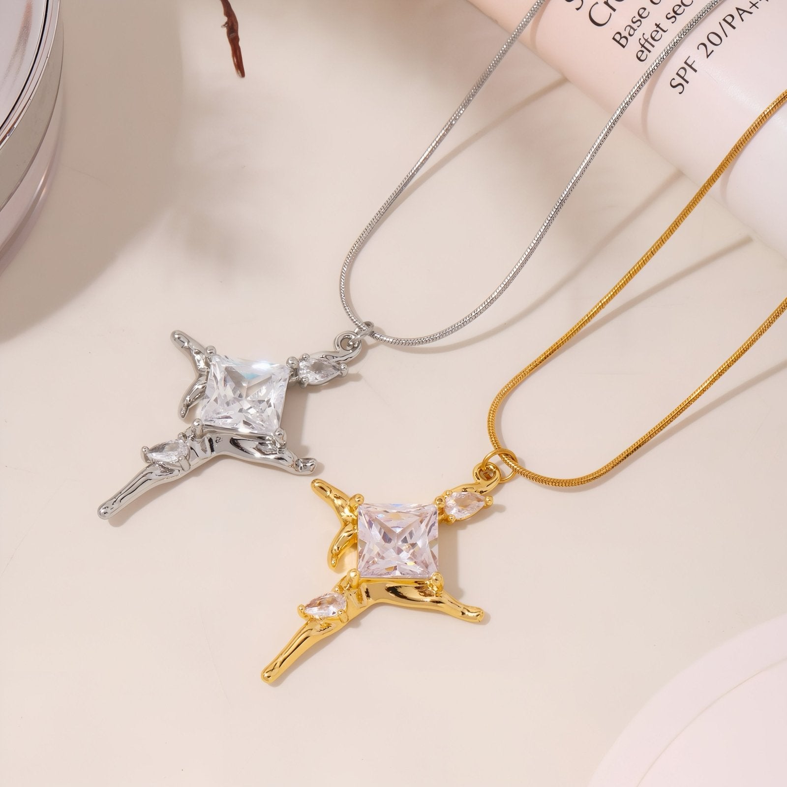 Collier pendentif croix artistique pour femme, avec zircon, en acier inoxydable