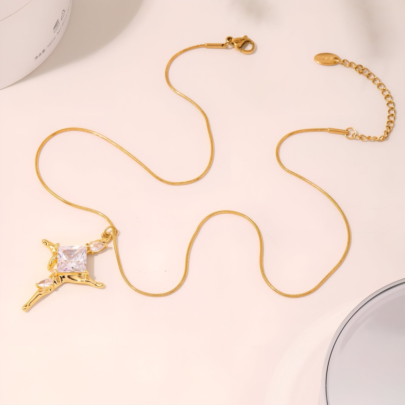 Collier pendentif croix artistique pour femme, avec zircon, en acier inoxydable